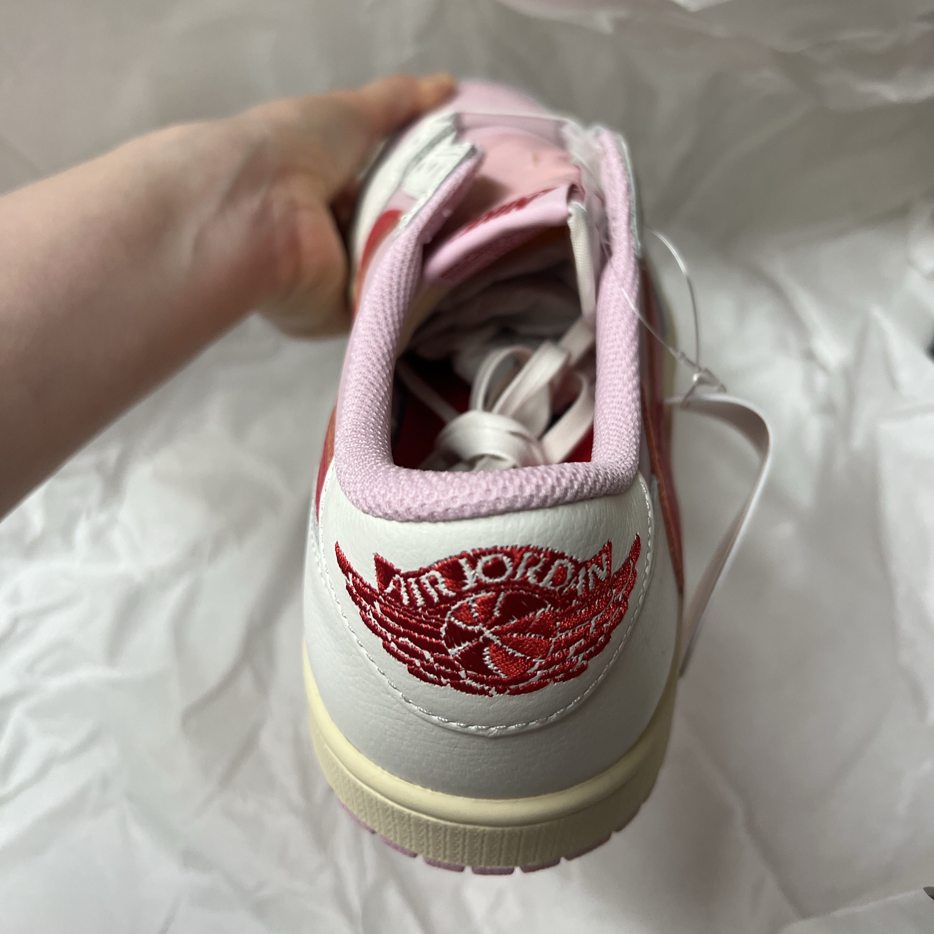 Jordan 1 x Travis Scott Retro Low OG SP Sail Tropical Pink 착용 스타일 - 2