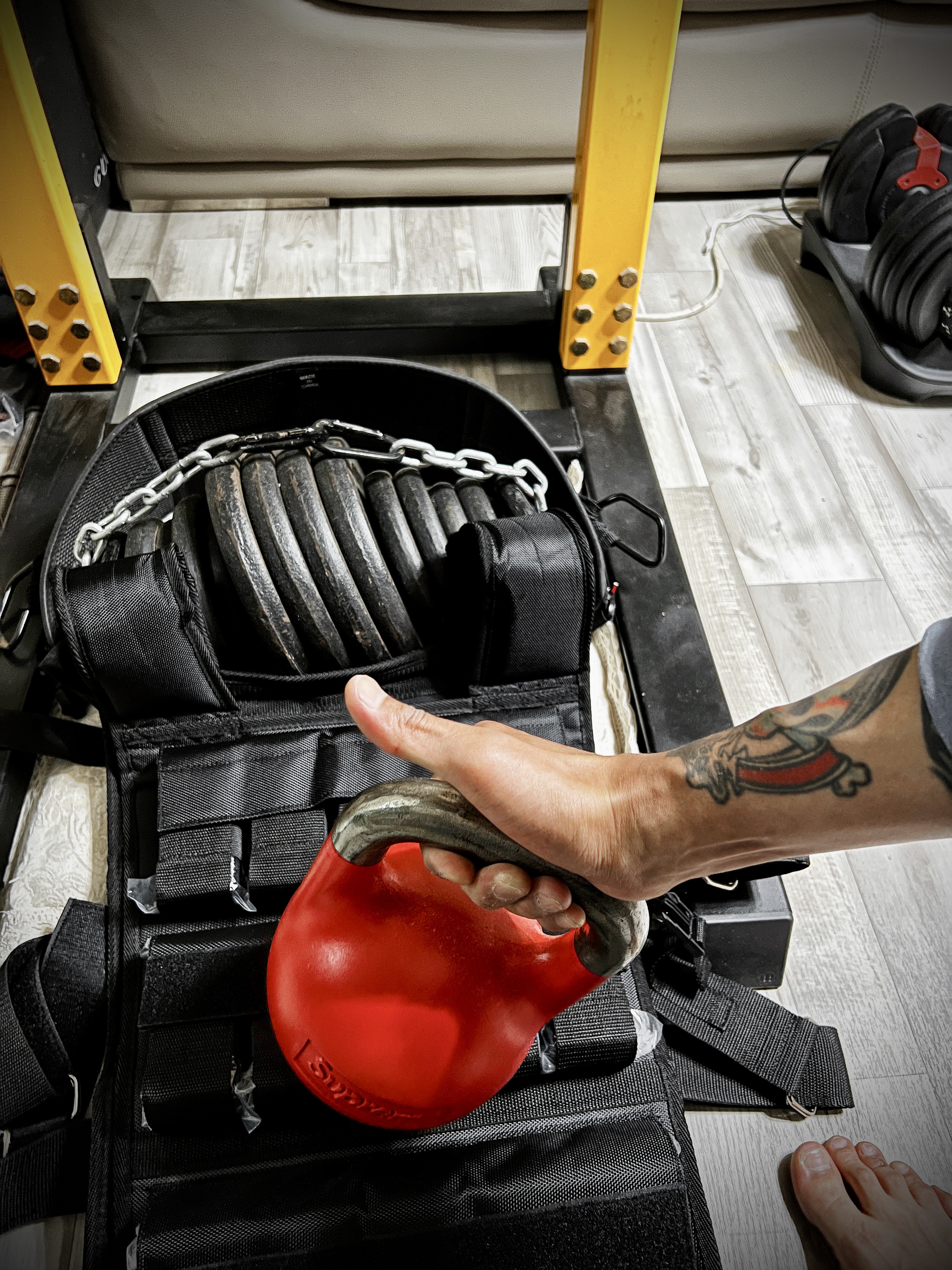 Supreme Tru Grit 6KG Kettlebell Red - 22FW 착용 스타일 - 2