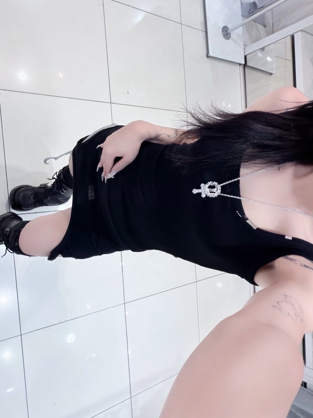 Bonnae Asymmetric Dress Black, Bonnae Asymmetric Dress Ivory 착용 스타일