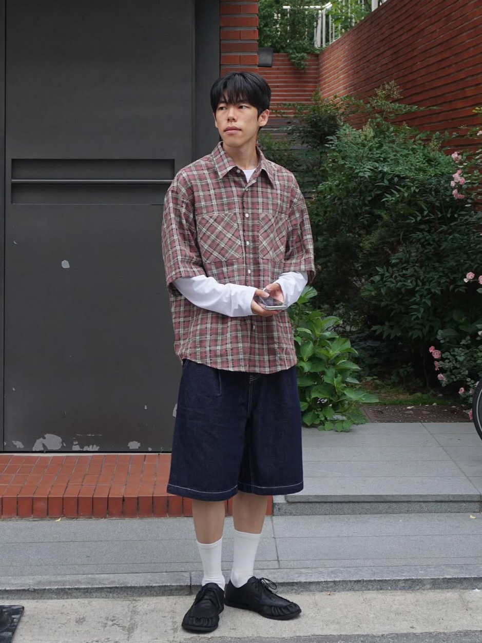Knitted Outstring Bermuda Denim Half Pants Denim, Knitted Outstring Bermuda Denim Half Pants Black 착용 스타일 - 1