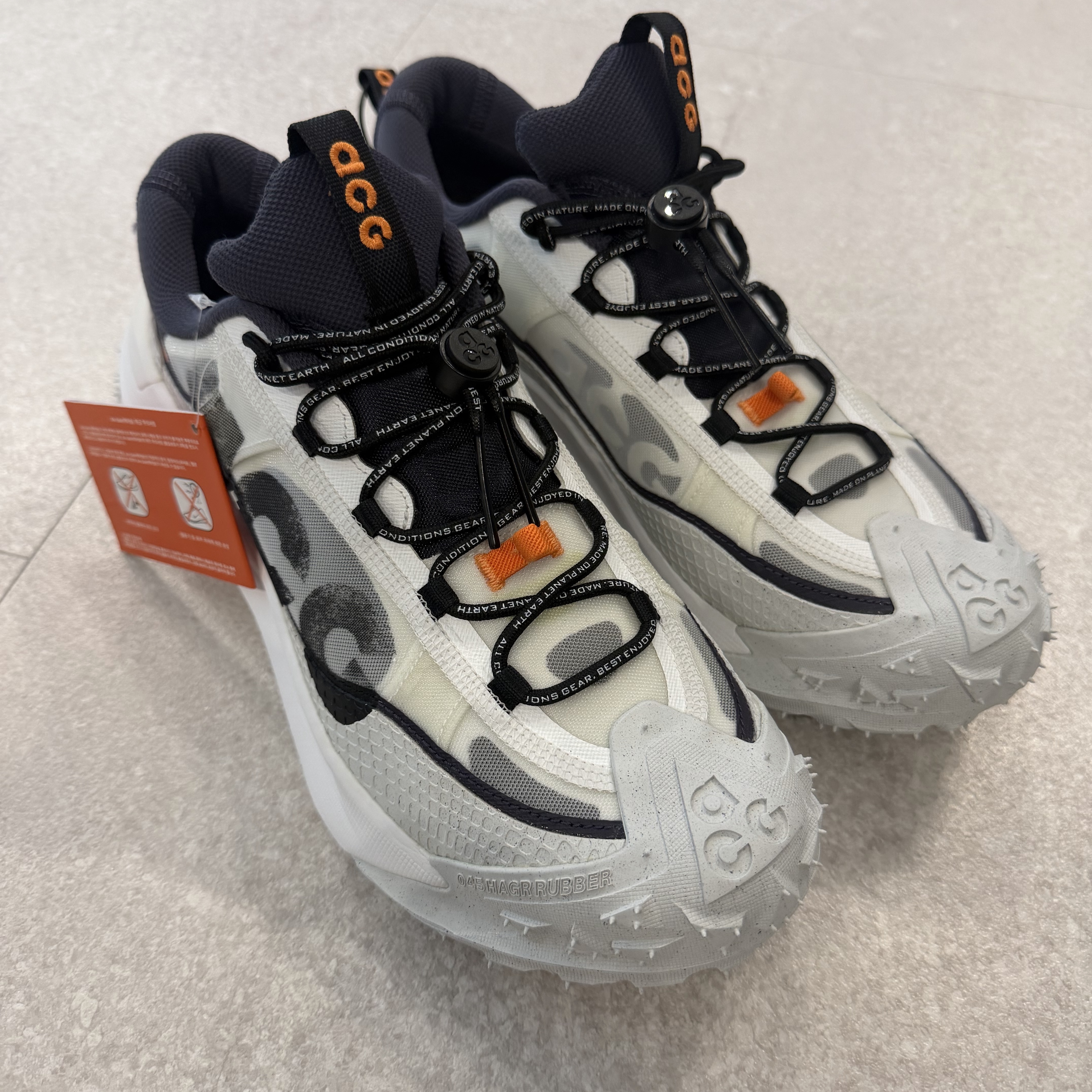 Nike ACG Mountain Fly 2 Low Summit White and Bright Mandarin 착용 스타일 - 1