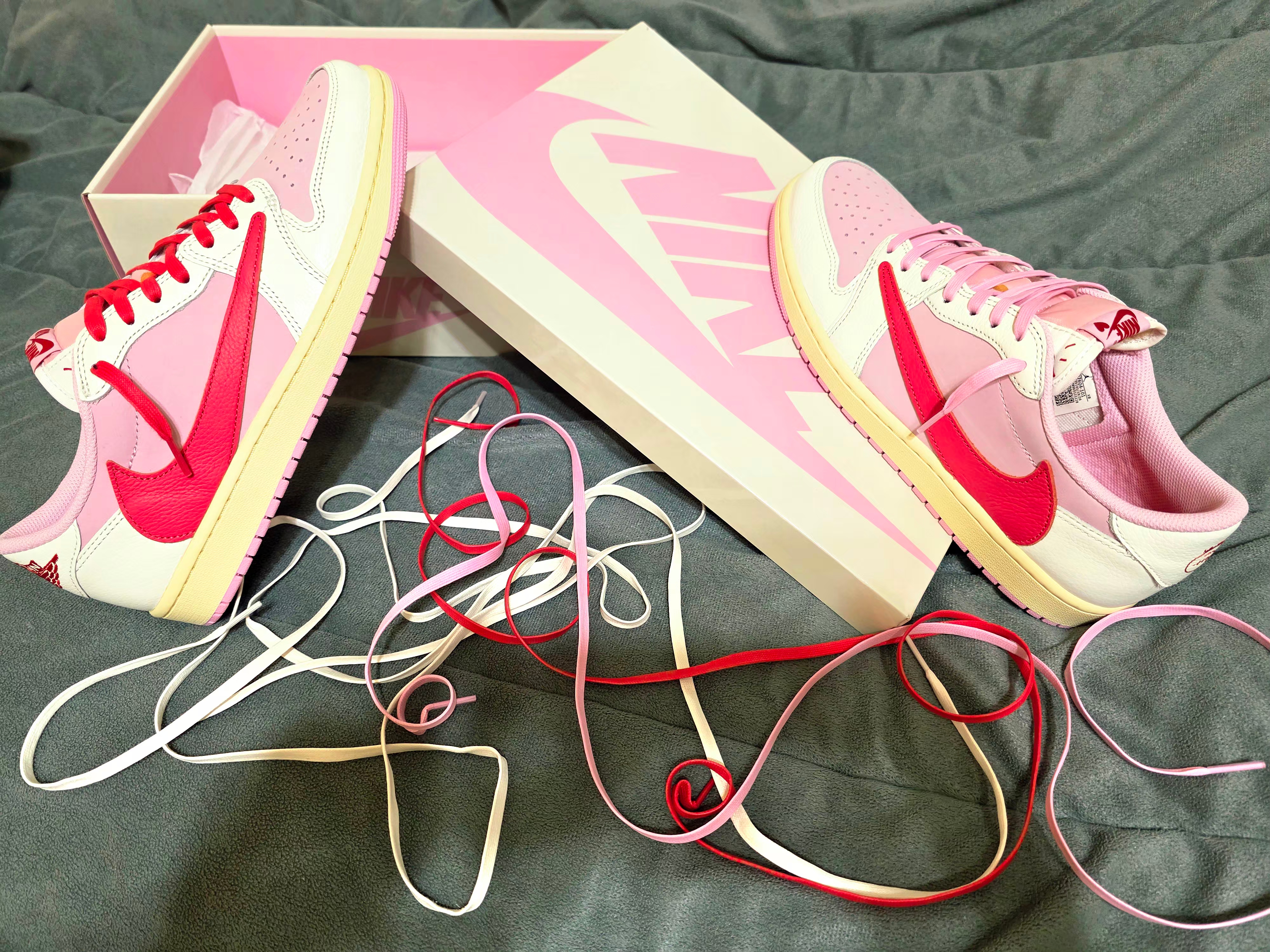 Jordan 1 x Travis Scott Retro Low OG SP Sail Tropical Pink 착용 스타일 - 2