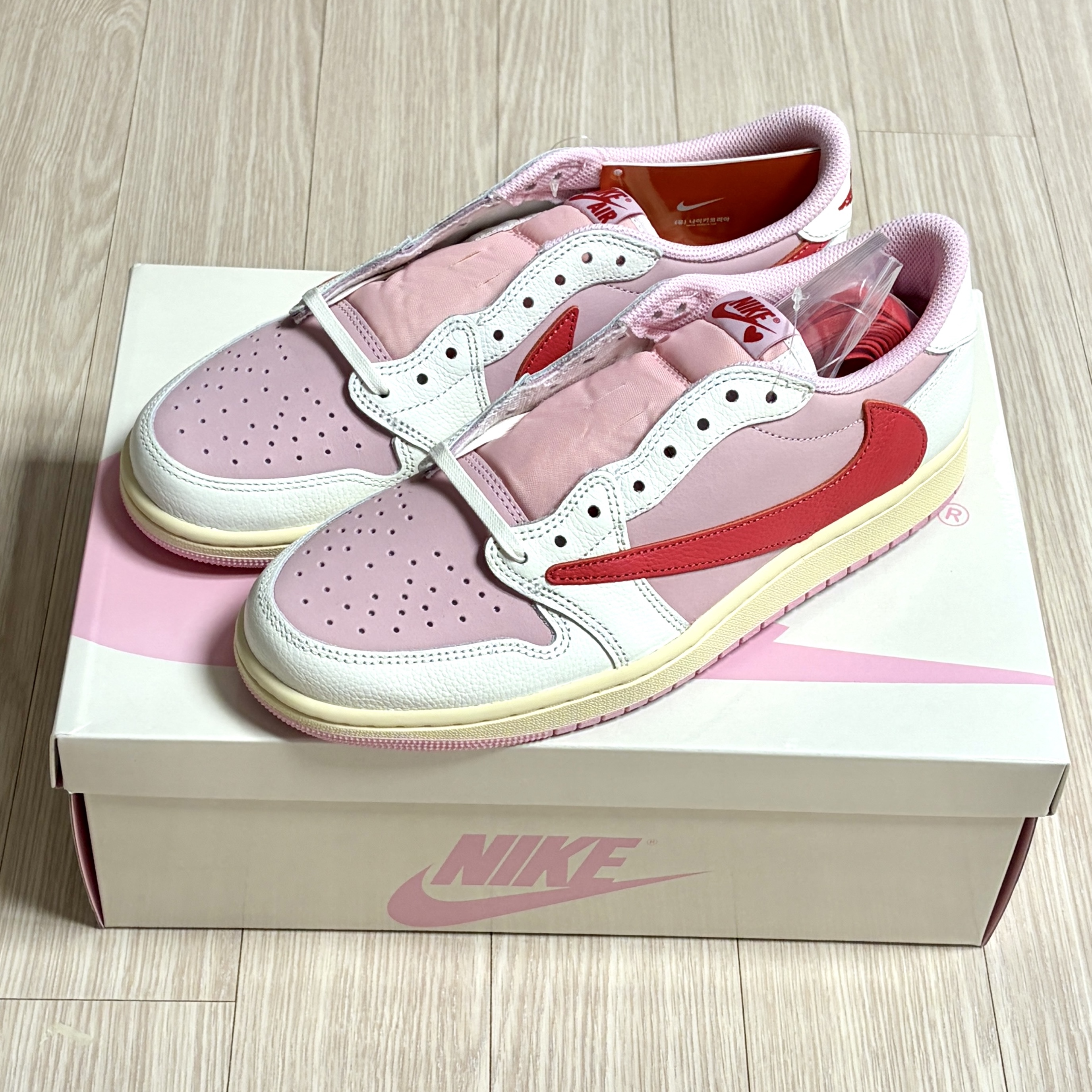 Jordan 1 x Travis Scott Retro Low OG SP Sail Tropical Pink 착용 스타일 - 2
