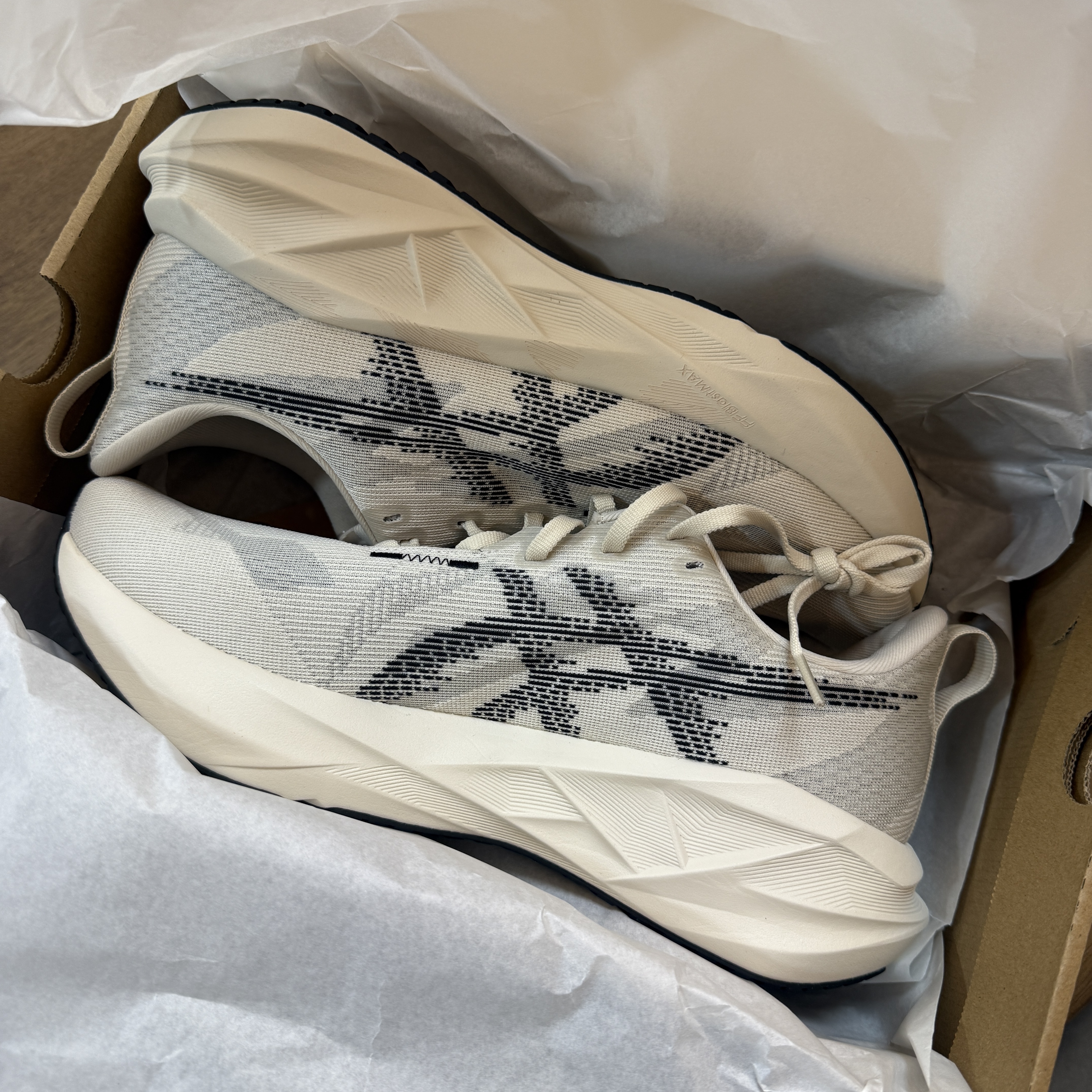 Asics Novablast 5 Oatmeal Black - D Standard 착용 스타일 - 1