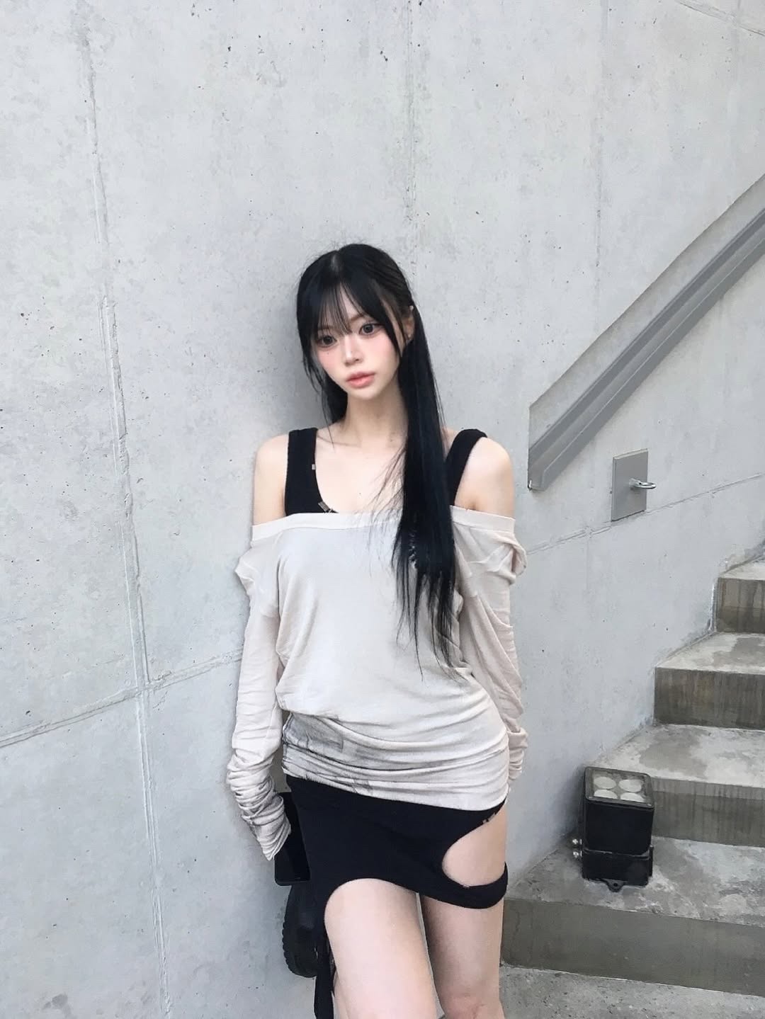 Bonnae Beaded Plunge Neck Top Beige, Bonnae Beaded Plunge Neck Top Black 착용 스타일