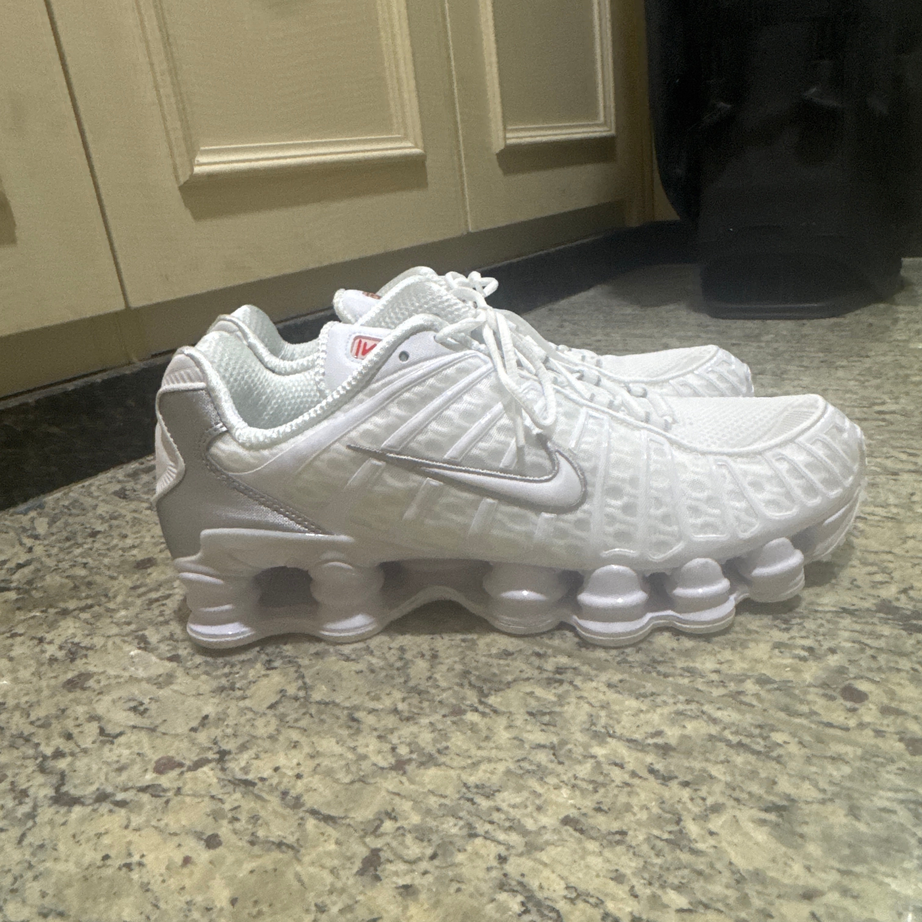 Nike Shox TL Metallic Silver 착용 스타일 - 1