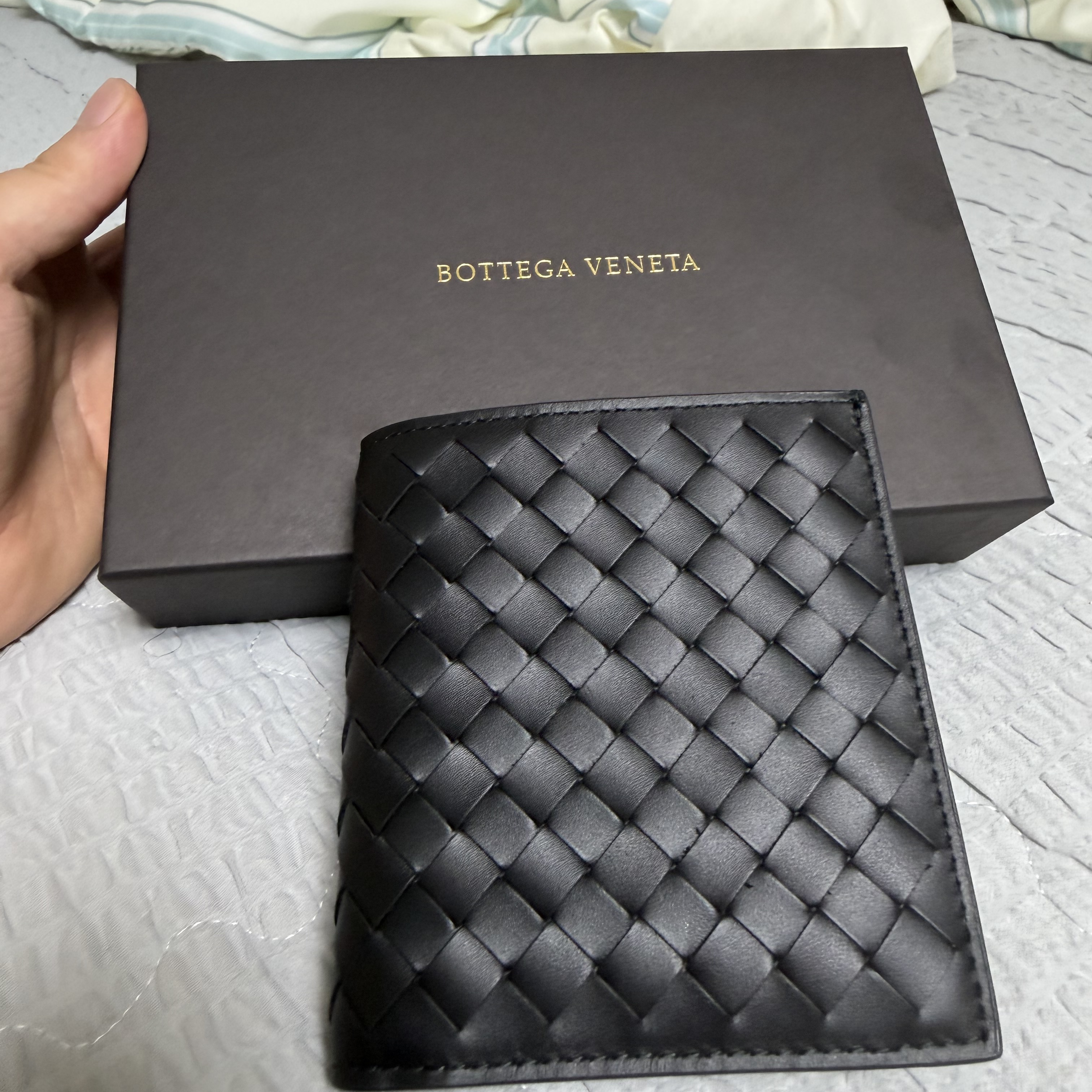 Bottega Veneta Bi-Fold Wallet Black 착용 스타일