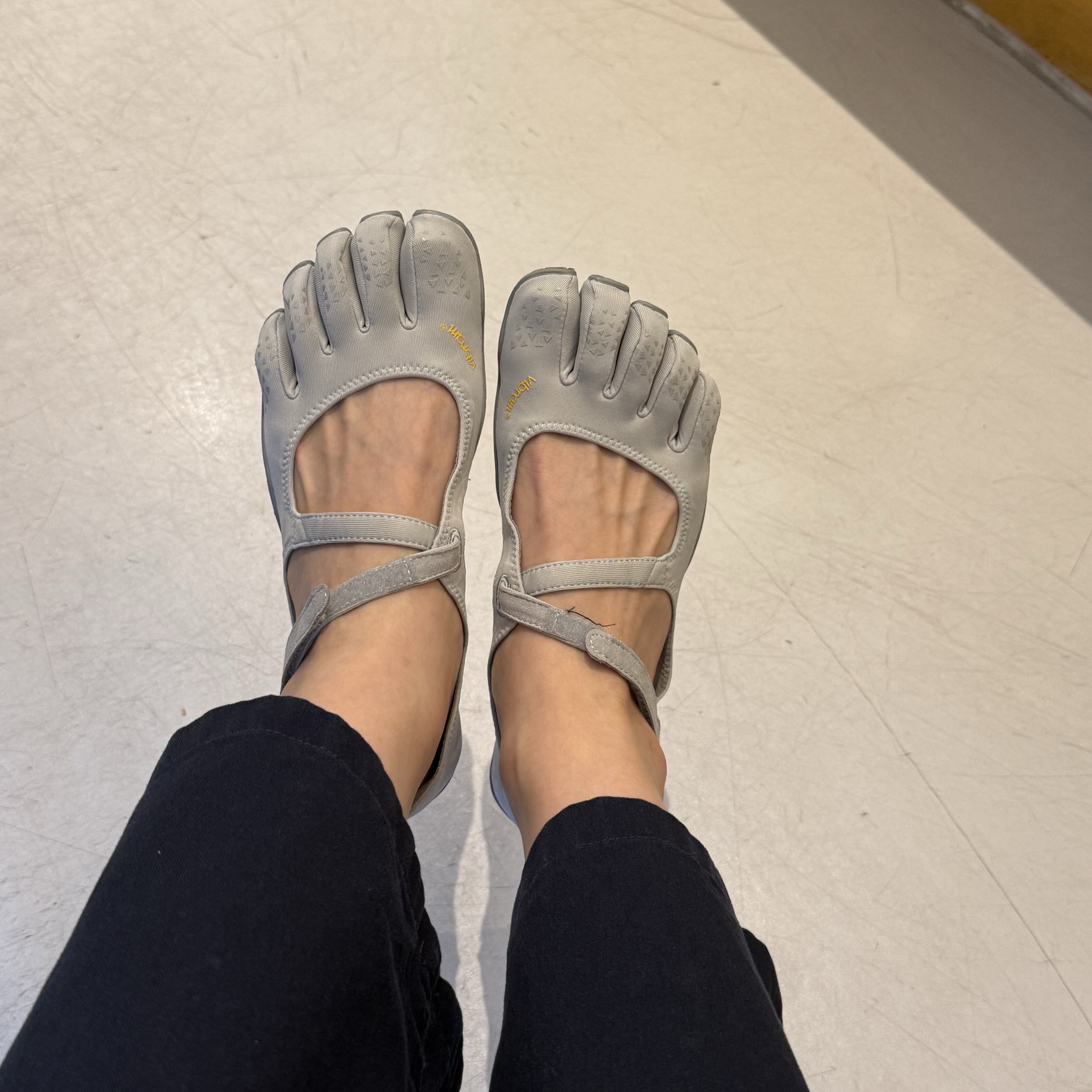 (W) Vibram Fivefingers V-Soul Silver 착용 스타일 - 2