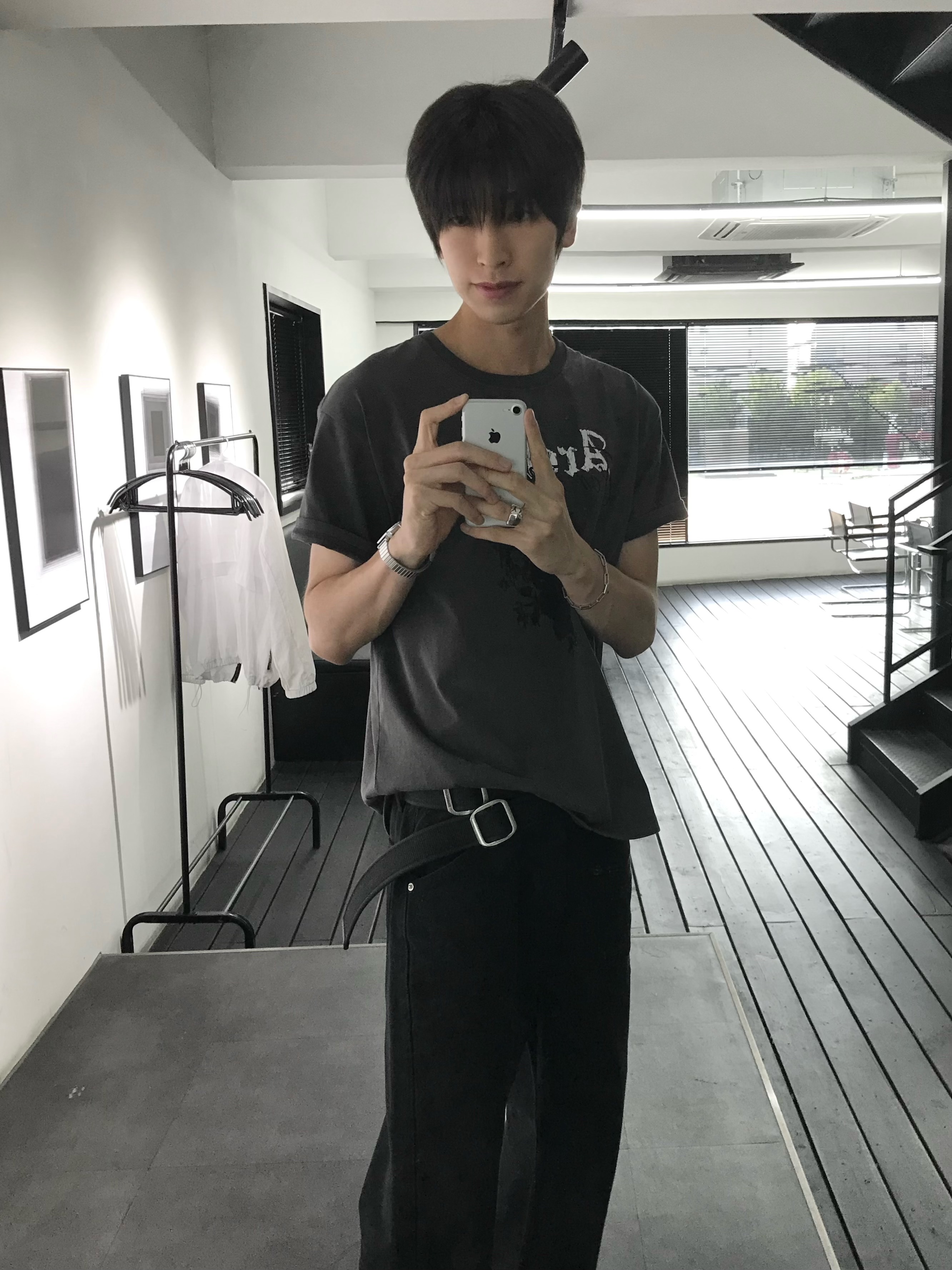 Farfromwhat Far Wrinkled Washed Pants_Black, Farfromwhat Archive Gothic Logo T-Shirt 착용 스타일 - 10