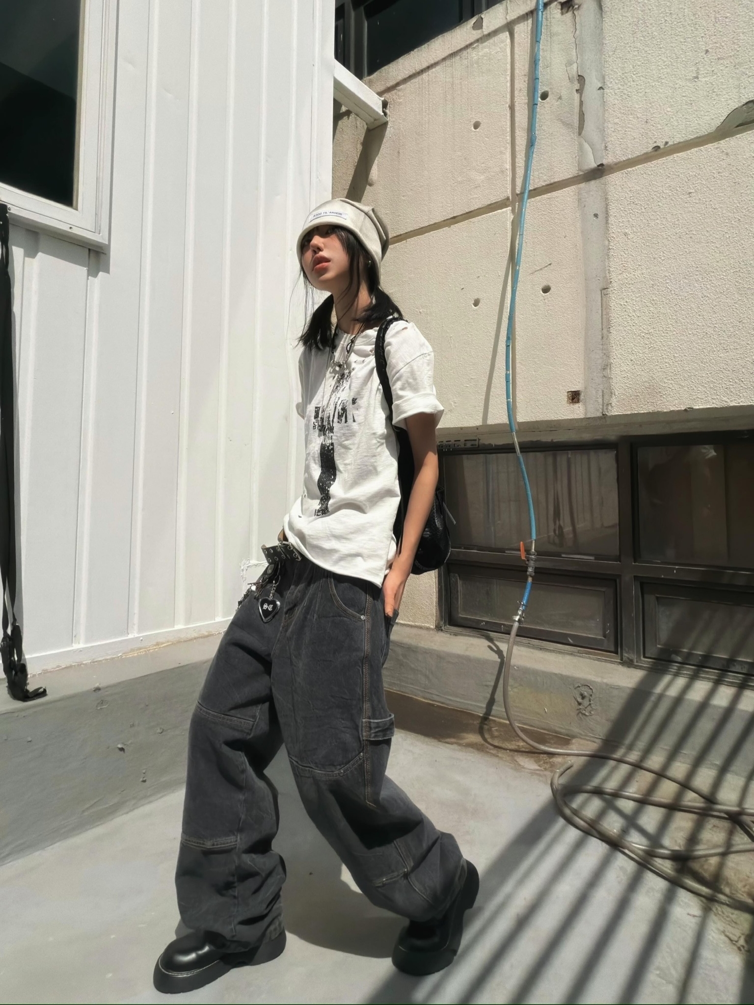 ROARINGRAD Cross Damage Slub T-Shirt White 착용 스타일 - 1