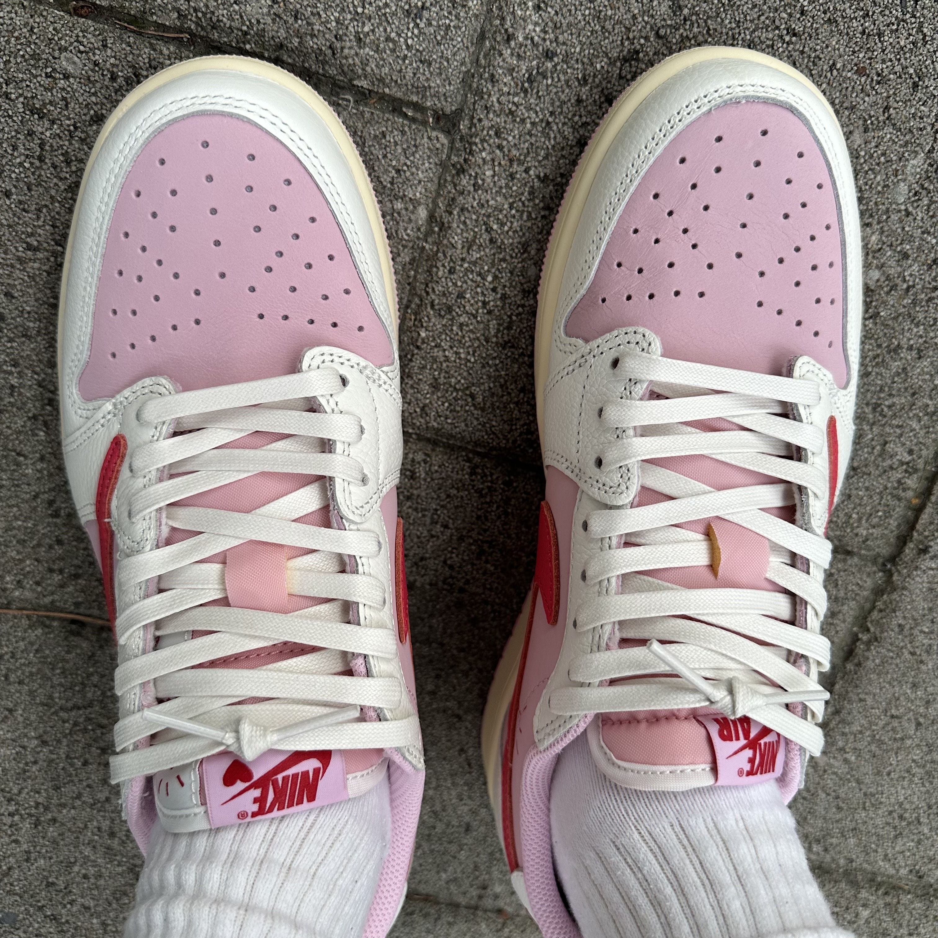 Jordan 1 x Travis Scott Retro Low OG SP Sail Tropical Pink 착용 스타일 - 2