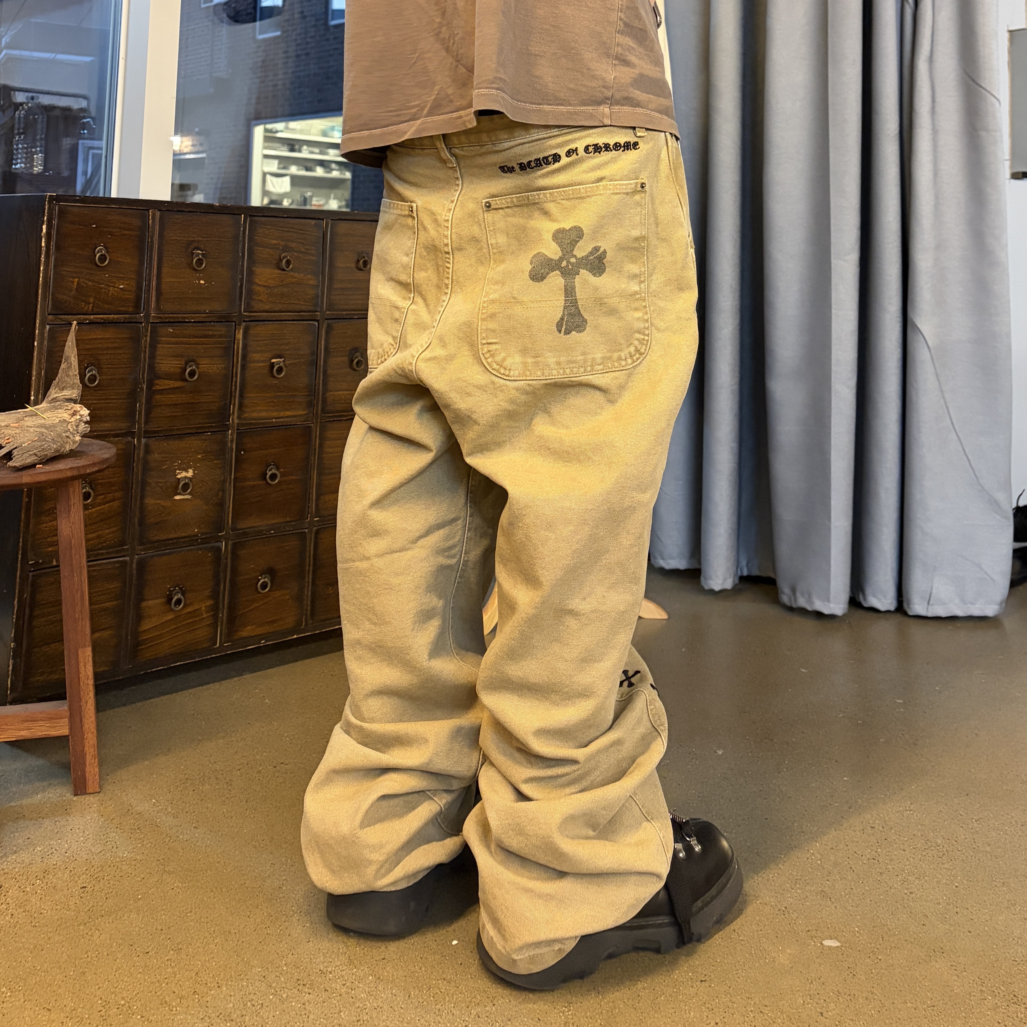 Aoiro The Death Of Chrome Work Pants VTG Tan, Burberry Leather Trek Boots Black 착용 스타일 - 2
