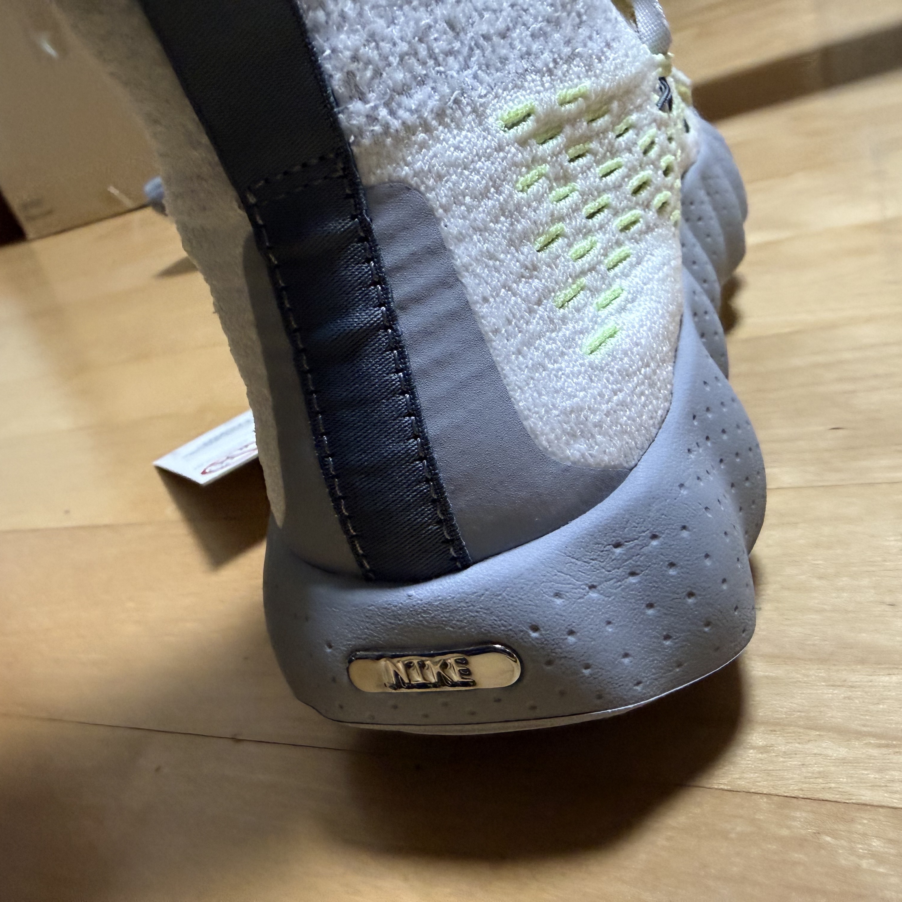 Nike Mind 002 Wolf Grey and Pure Platinum 착용 스타일 - 2