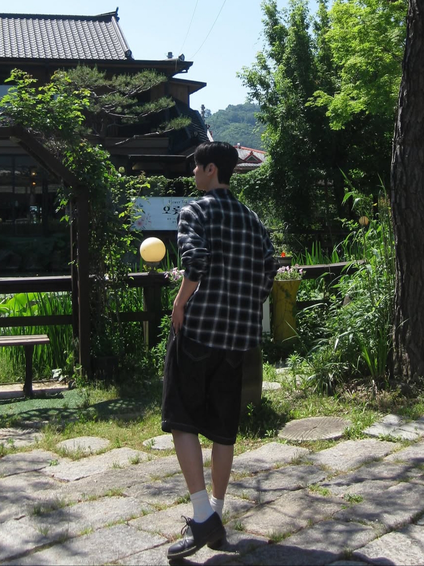 Knitted Outstring Bermuda Denim Half Pants Black, Knitted Outstring Bermuda Denim Half Pants Cream 착용 스타일 - 1