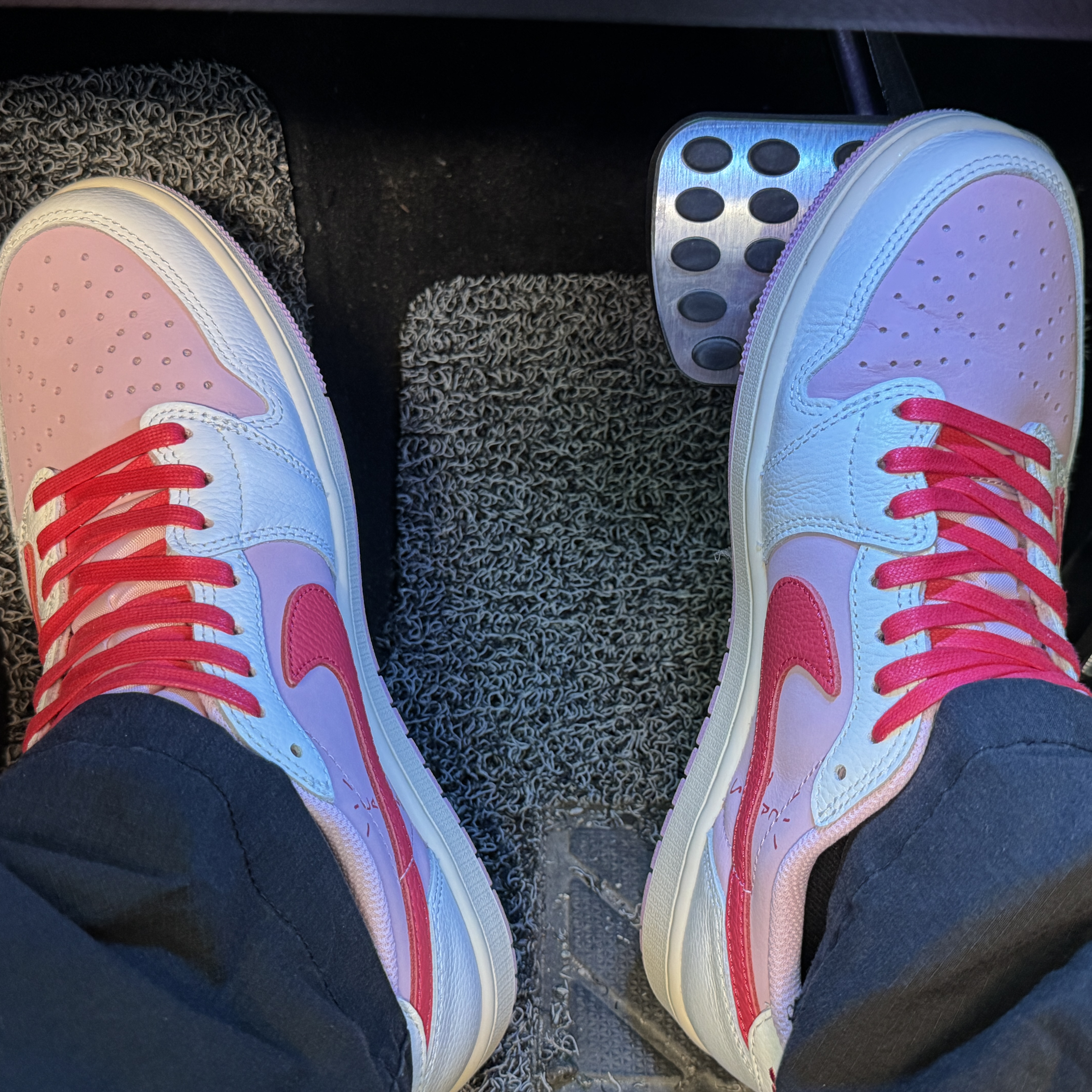 Jordan 1 x Travis Scott Retro Low OG SP Sail Tropical Pink 착용 스타일 - 1