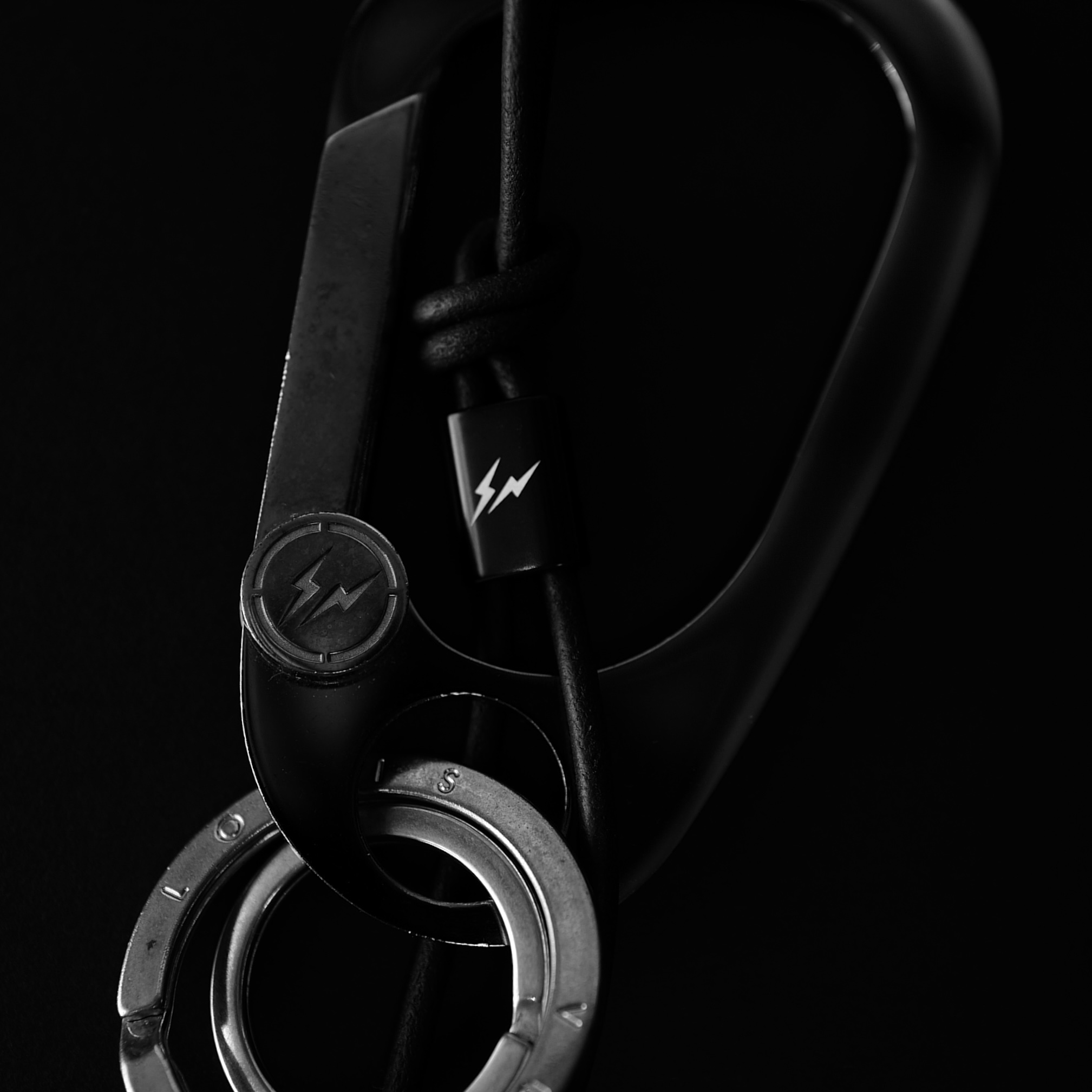 Bang & Olufsen x Fragment Beosound A1 3nd Fragment Edition (Korean Ver.) 착용 스타일 - 7