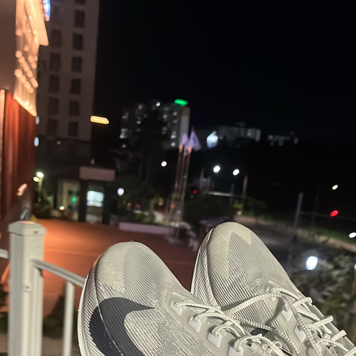 Nike ZoomX Vaporfly Next% 4 White Gridiron 착용 스타일