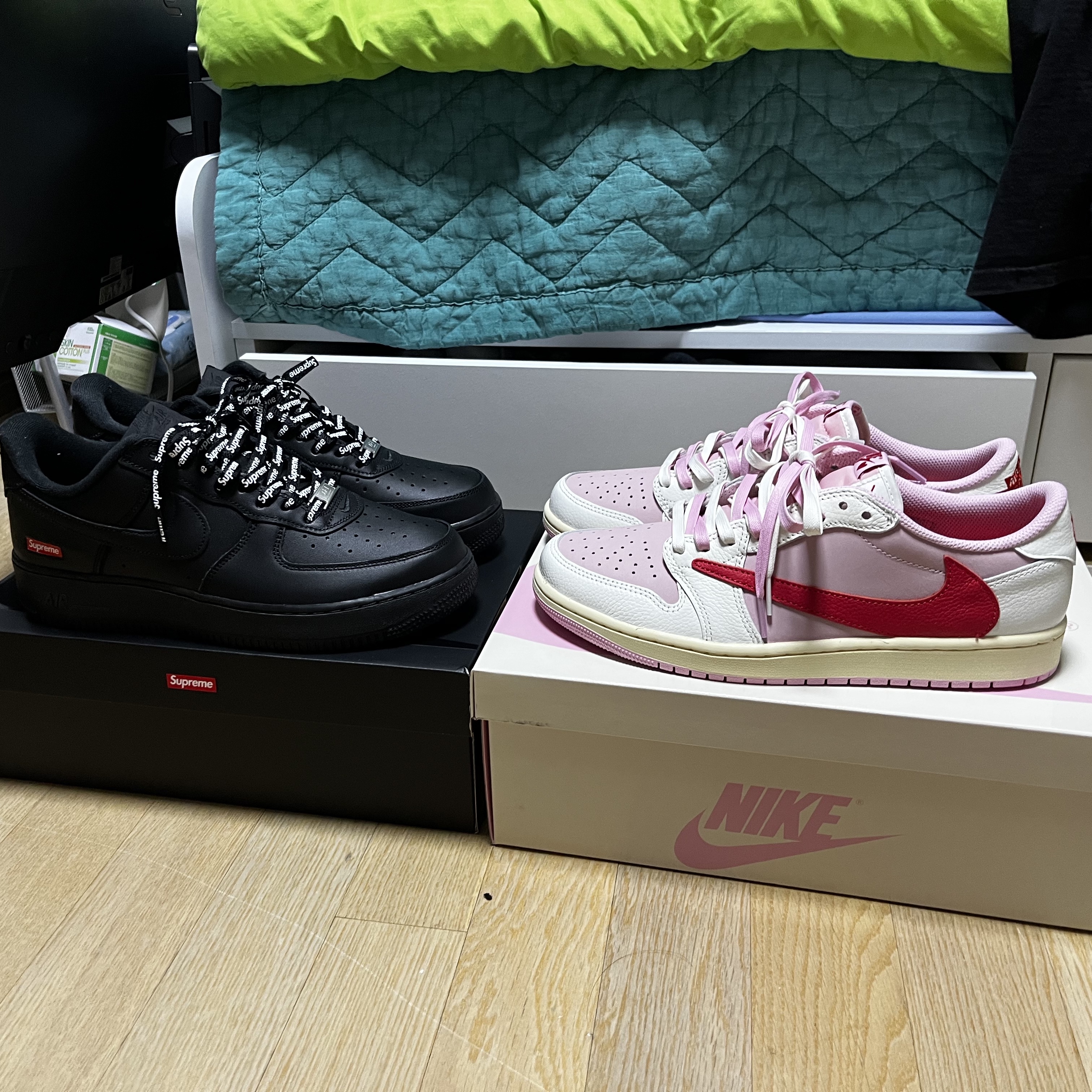 Jordan 1 x Travis Scott Retro Low OG SP Sail Tropical Pink, Nike x Supreme Air Force 1 Low Black 착용 스타일 - 2