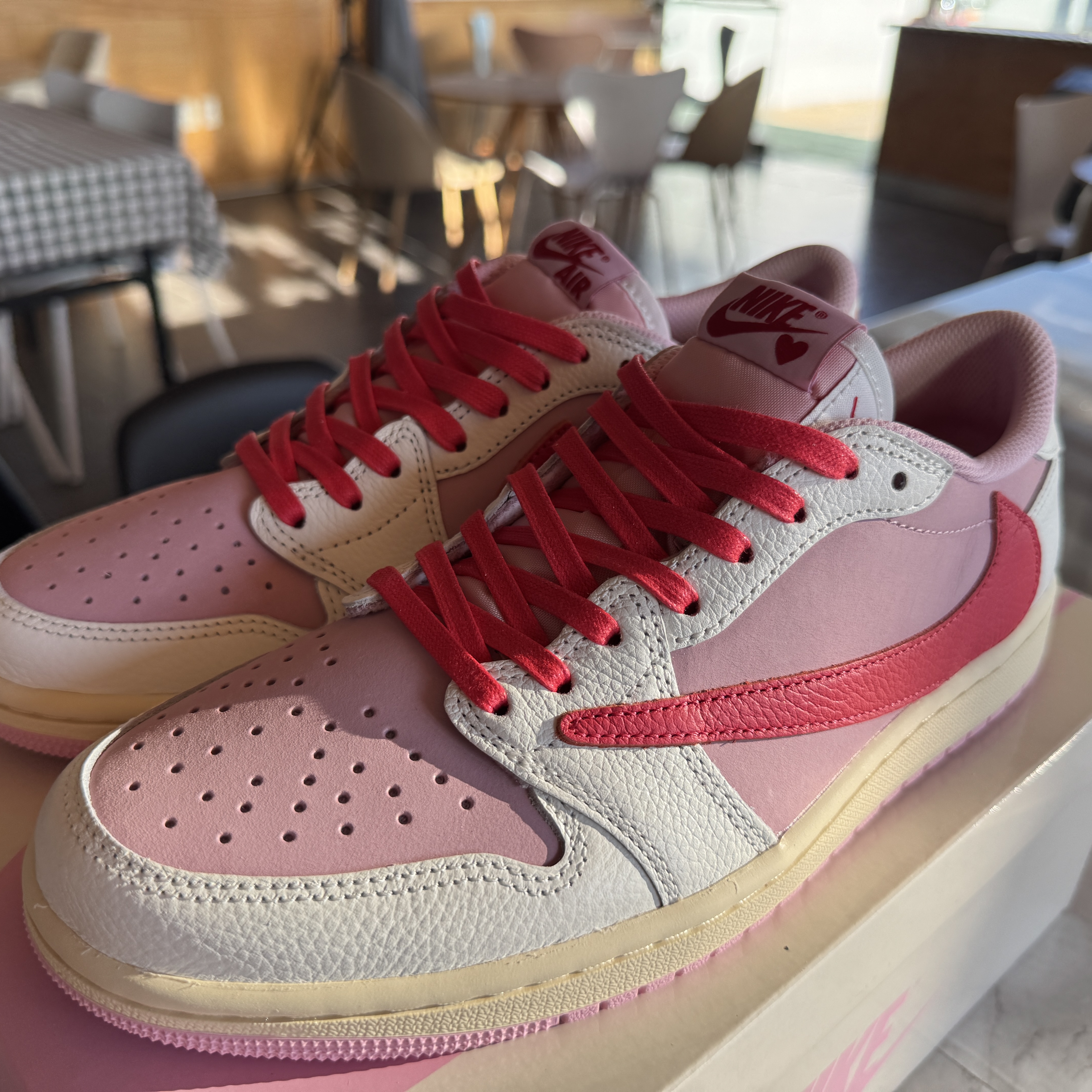 Jordan 1 x Travis Scott Retro Low OG SP Sail Tropical Pink 착용 스타일 - 3