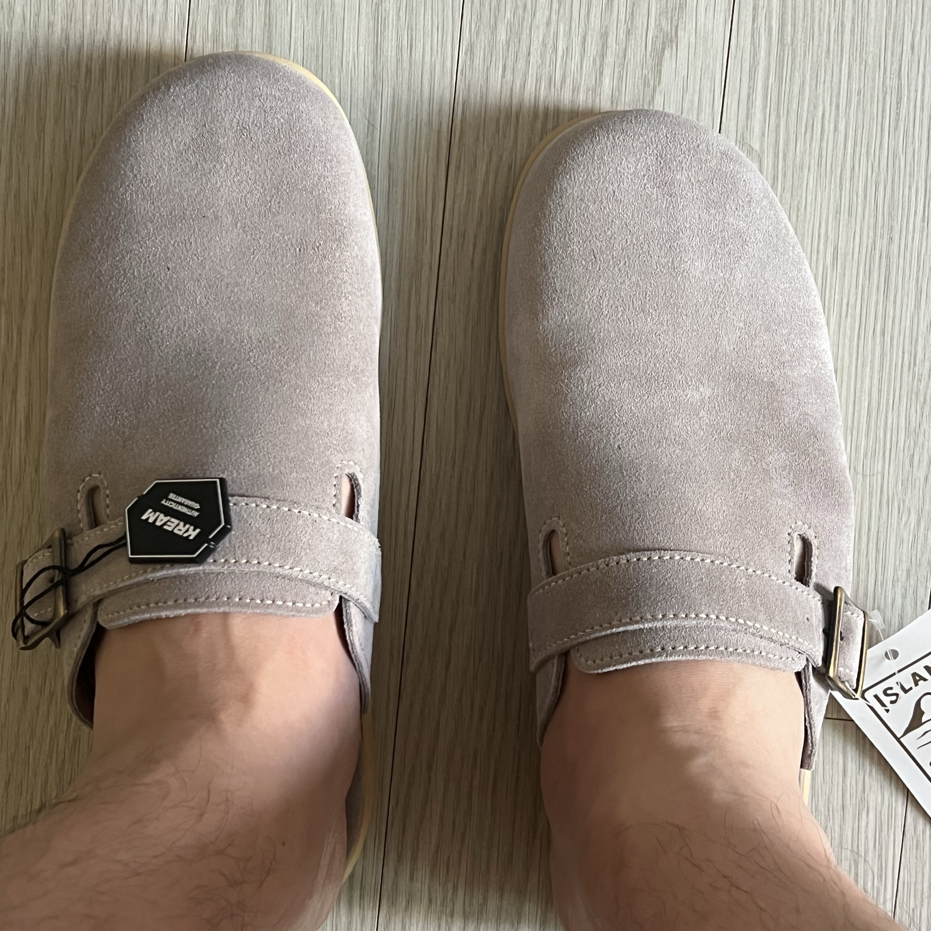 Island Slipper Classic Suede Clog Grey Suede 착용 스타일