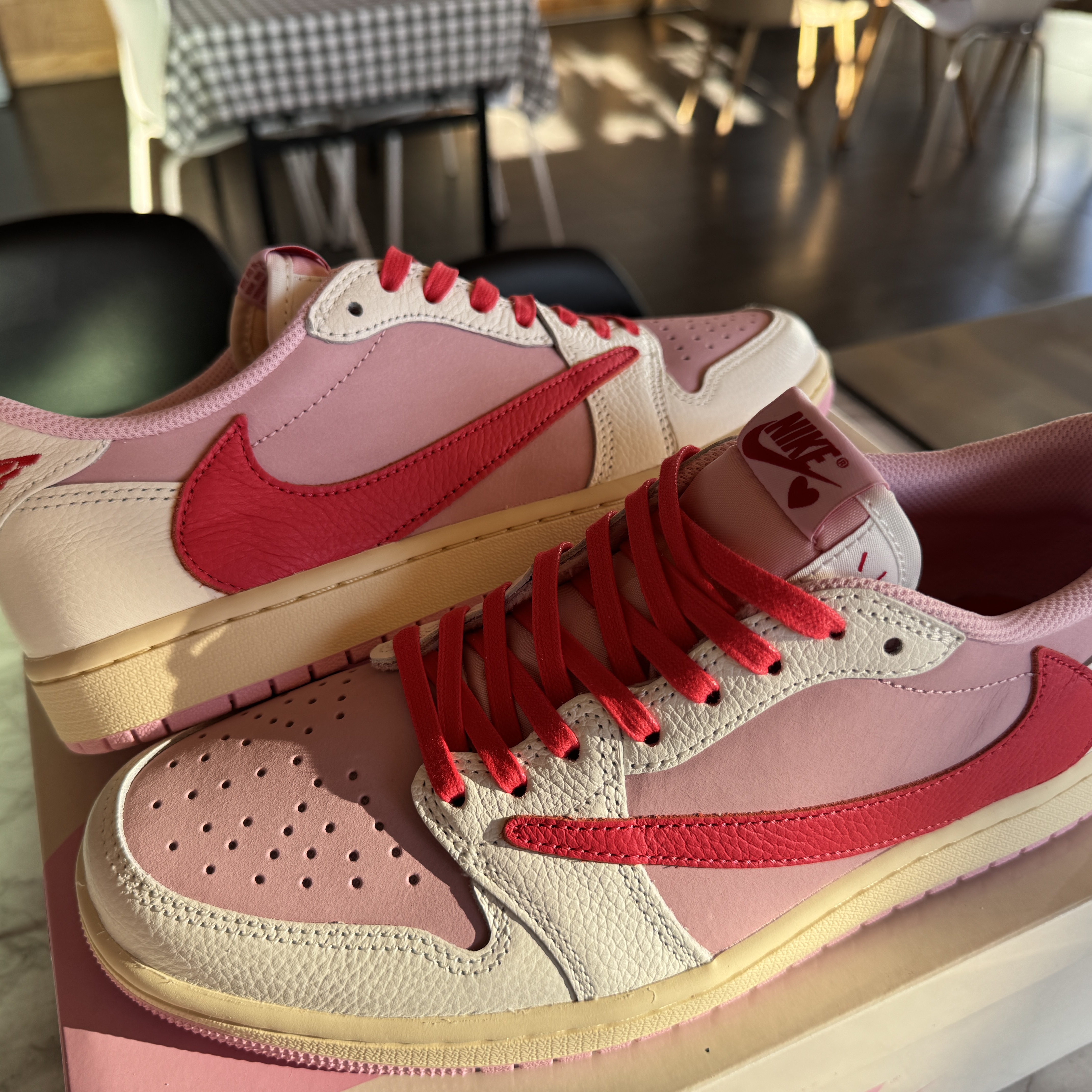 Jordan 1 x Travis Scott Retro Low OG SP Sail Tropical Pink 착용 스타일 - 5