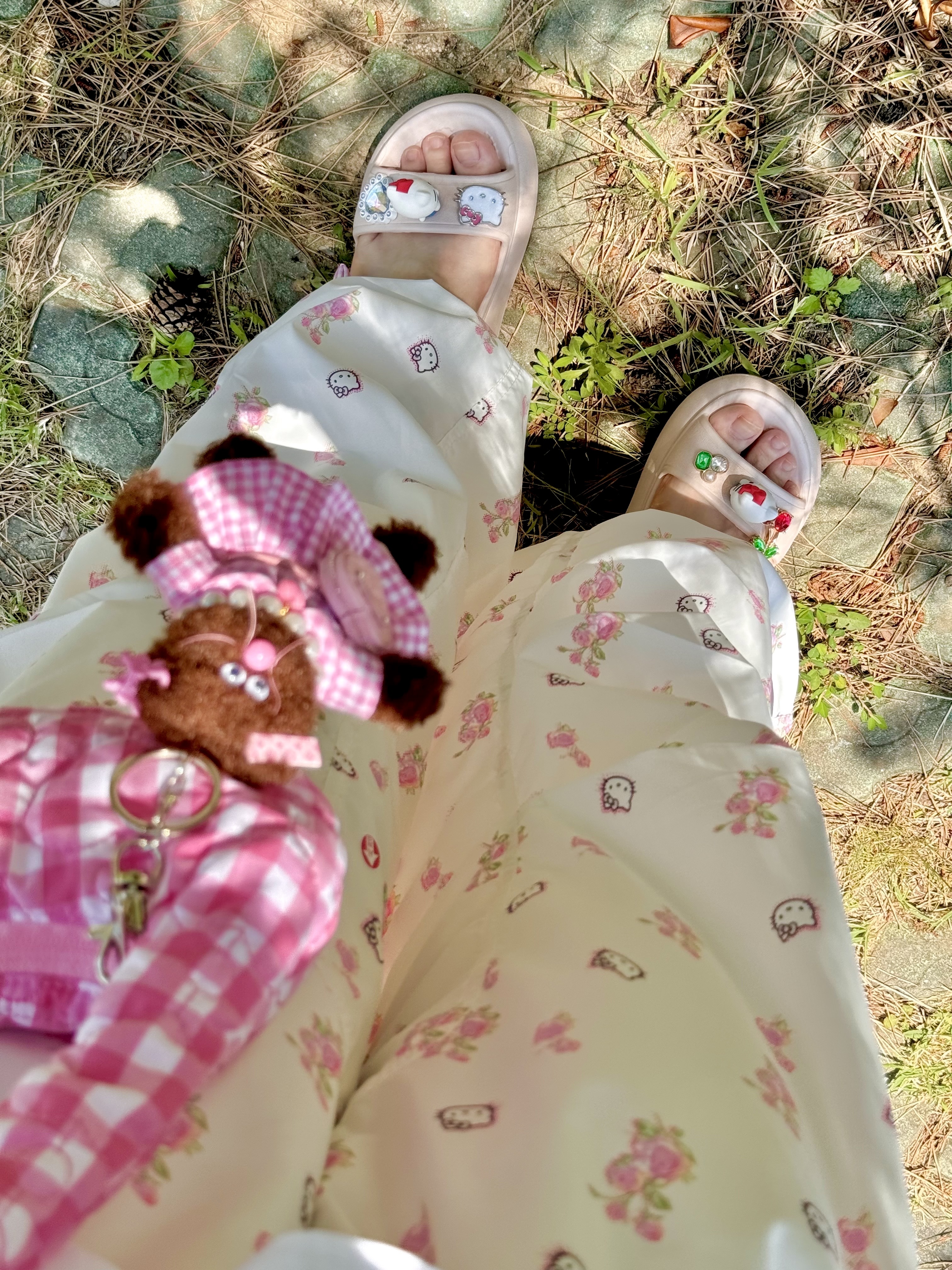 Open Yy x Hello Kitty Baby T-Shirt Pink, Crocs Classic Crush Sandal Peach 착용 스타일 - 3