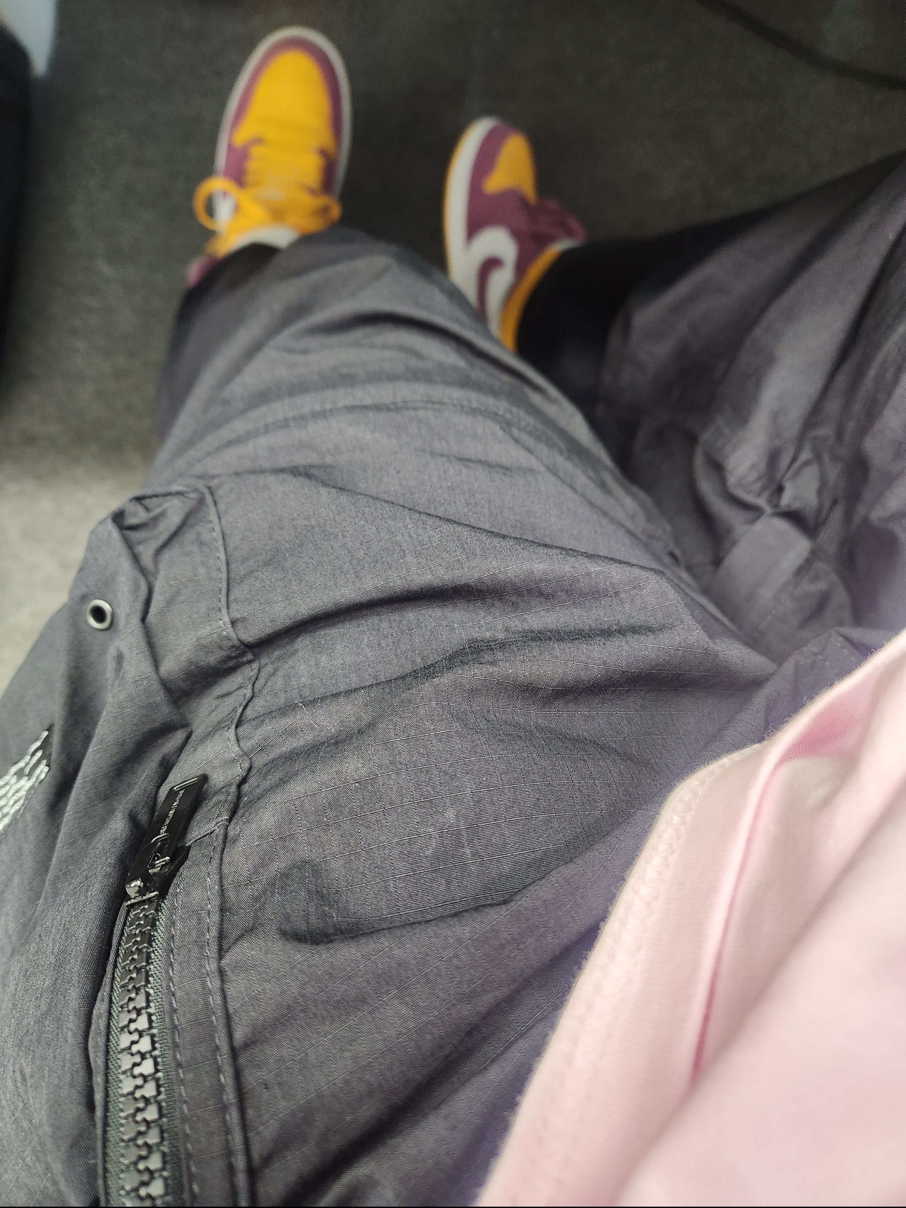 Jordan 1 Retro High OG University Gold Light Bordeaux, GU x Undercover Utility Pants Black 착용 스타일