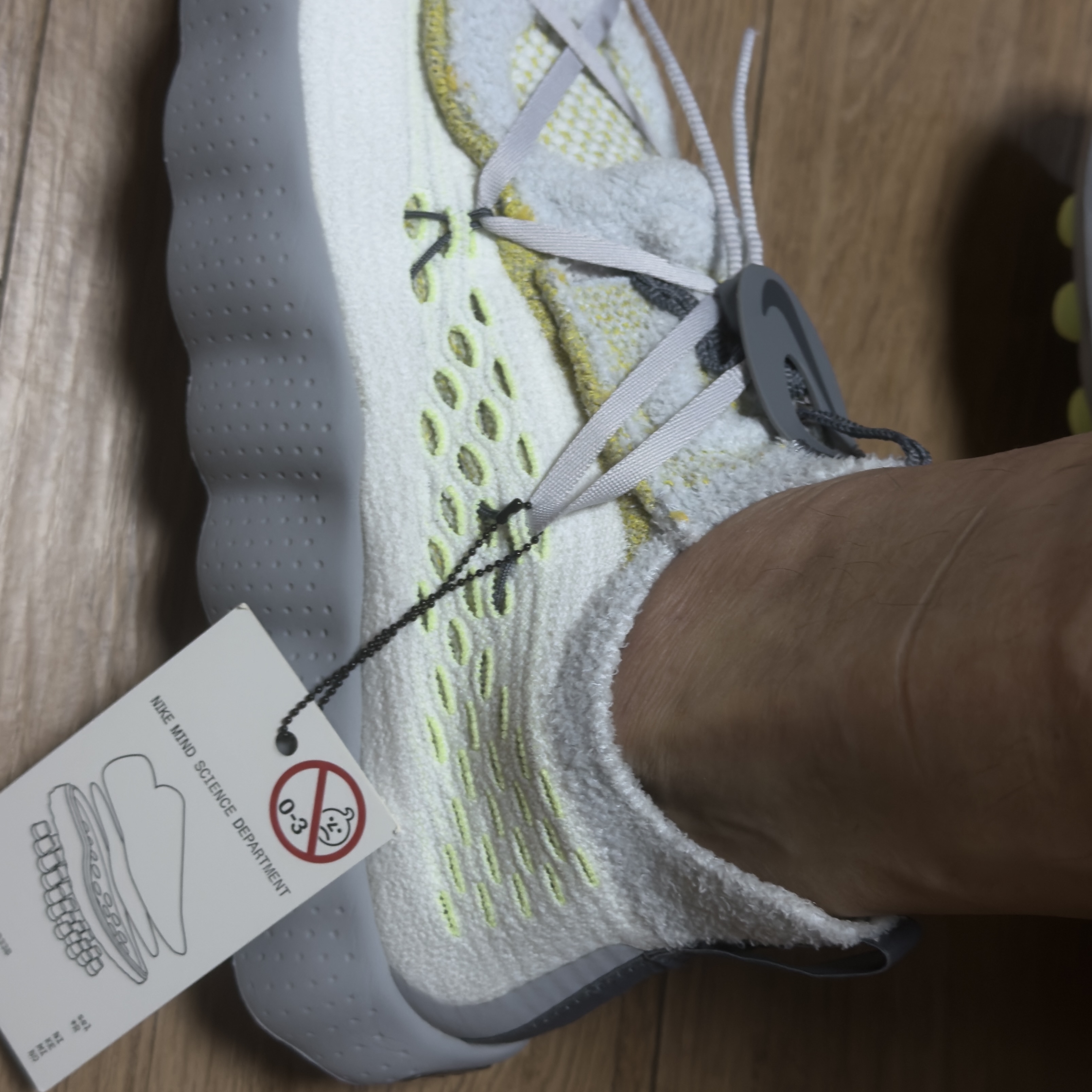 Nike Mind 002 Wolf Grey and Pure Platinum 착용 스타일 - 2