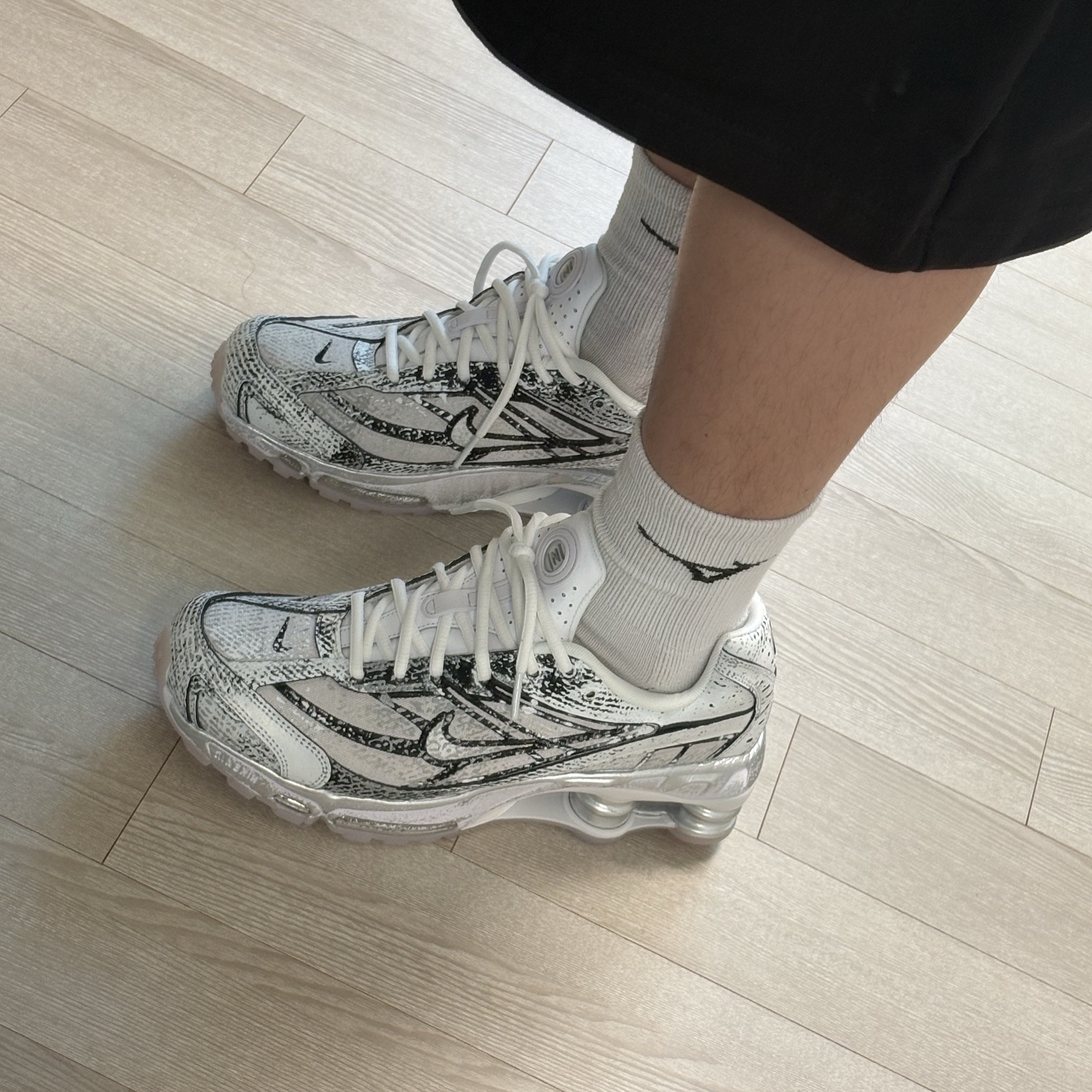 Nike Shox Ride 2 Metallic Platinum 착용 스타일 - 1