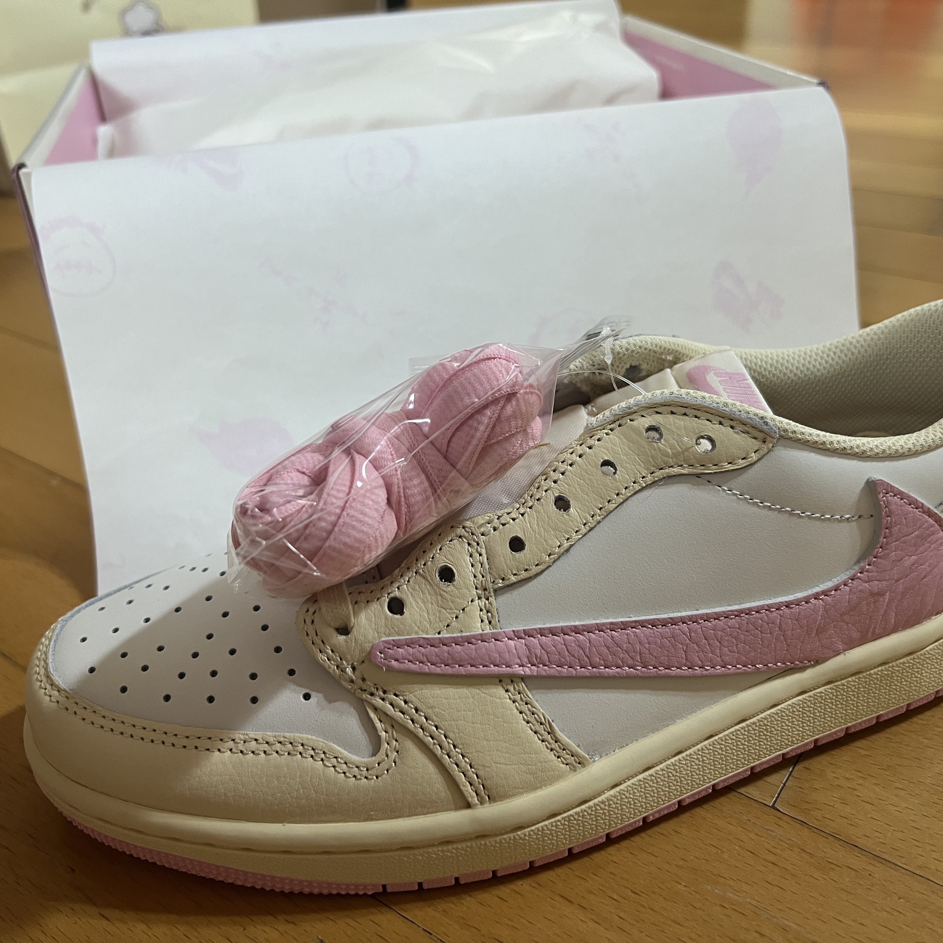 Jordan 1 x Travis Scott Retro Low OG SP Muslin Shy Pink 착용 스타일 - 1