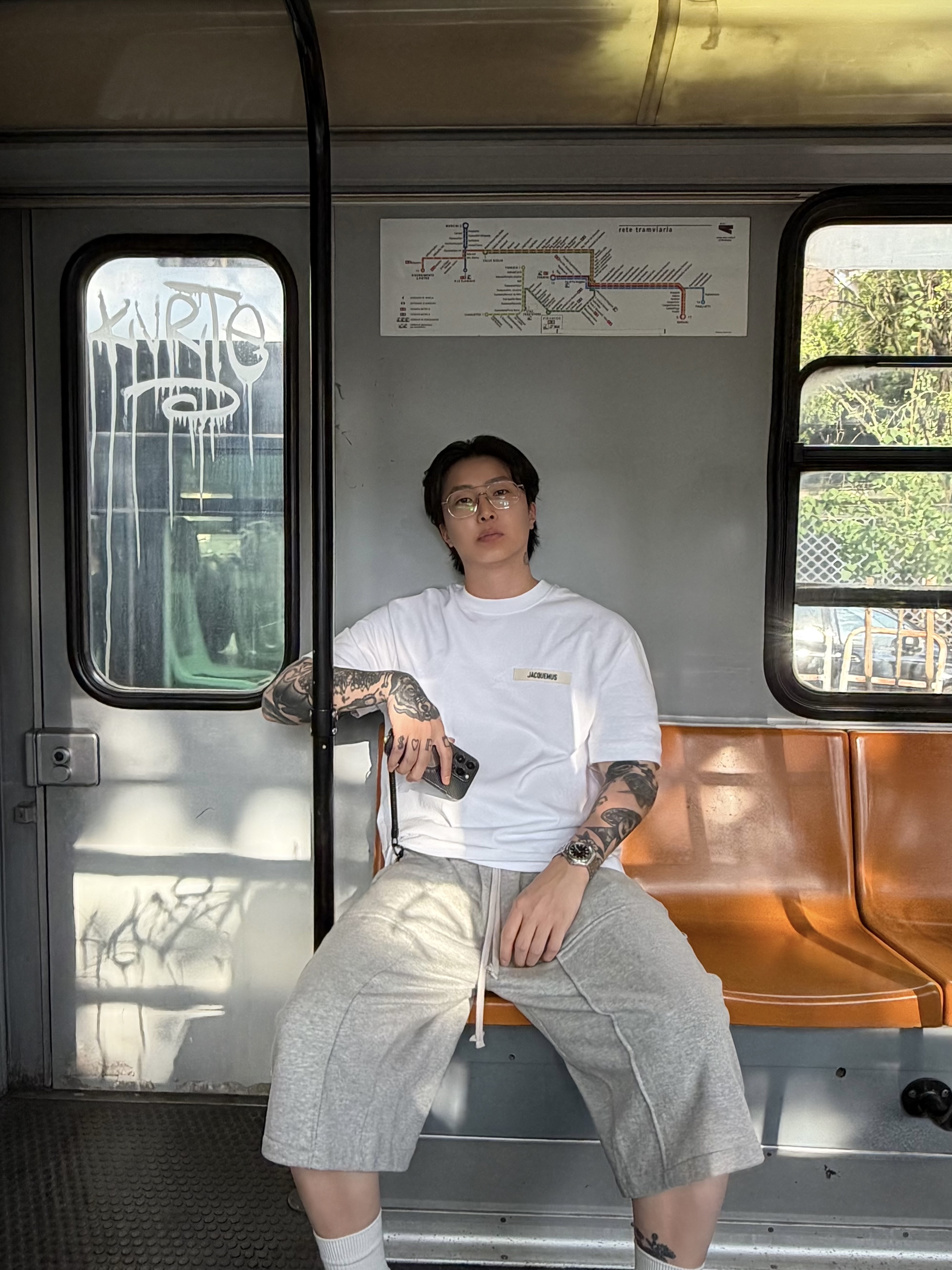 Jacquemus The Gros Grain Logo T-Shirt White, Maison Mihara Yasuhiro Blakey OG Sole Canvas Low-top Sneakers Black White 착용 스타일 - 3