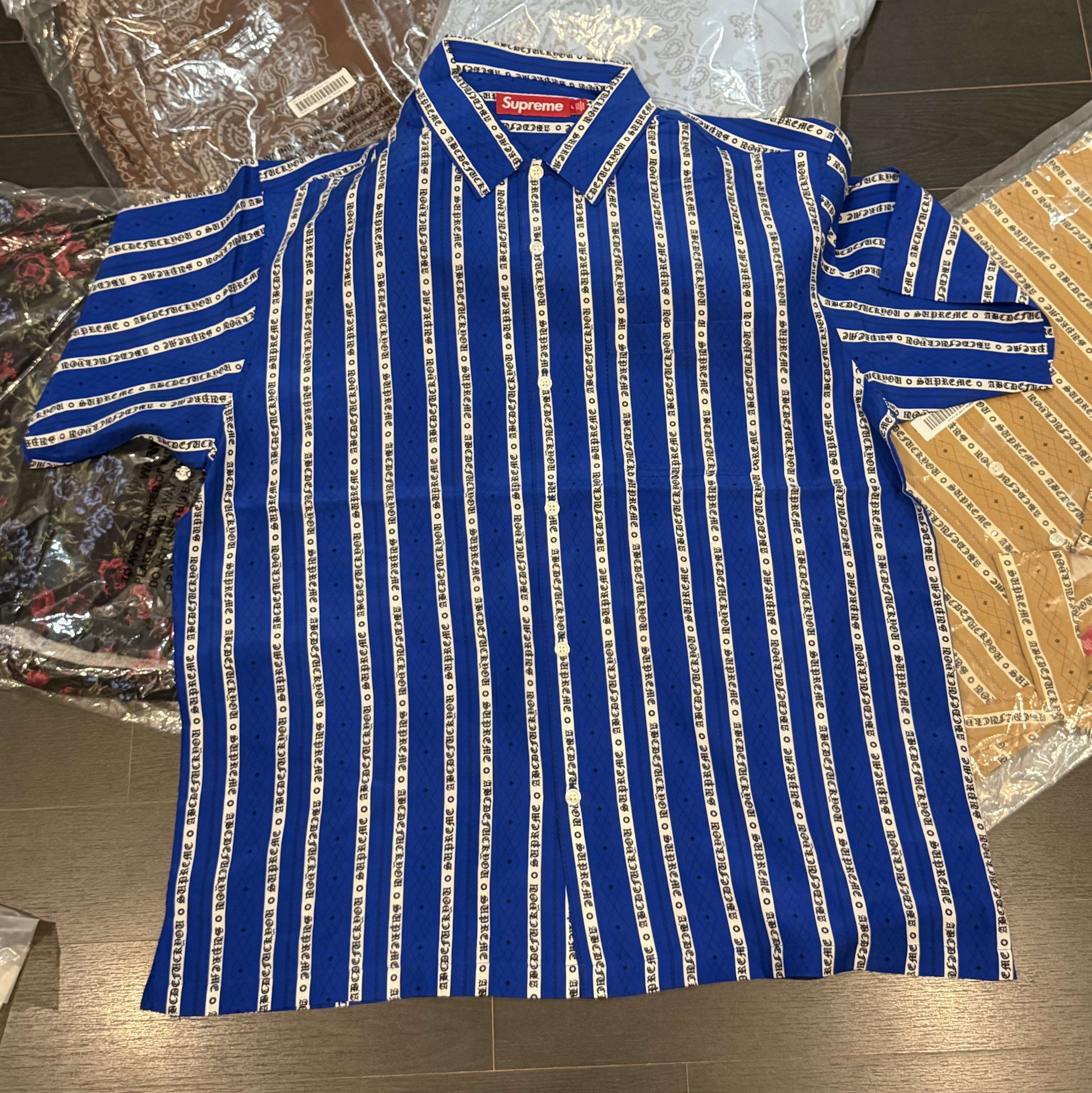Supreme Old English Stripe Silk S/S Shirt Royal - 26SS 착용 스타일