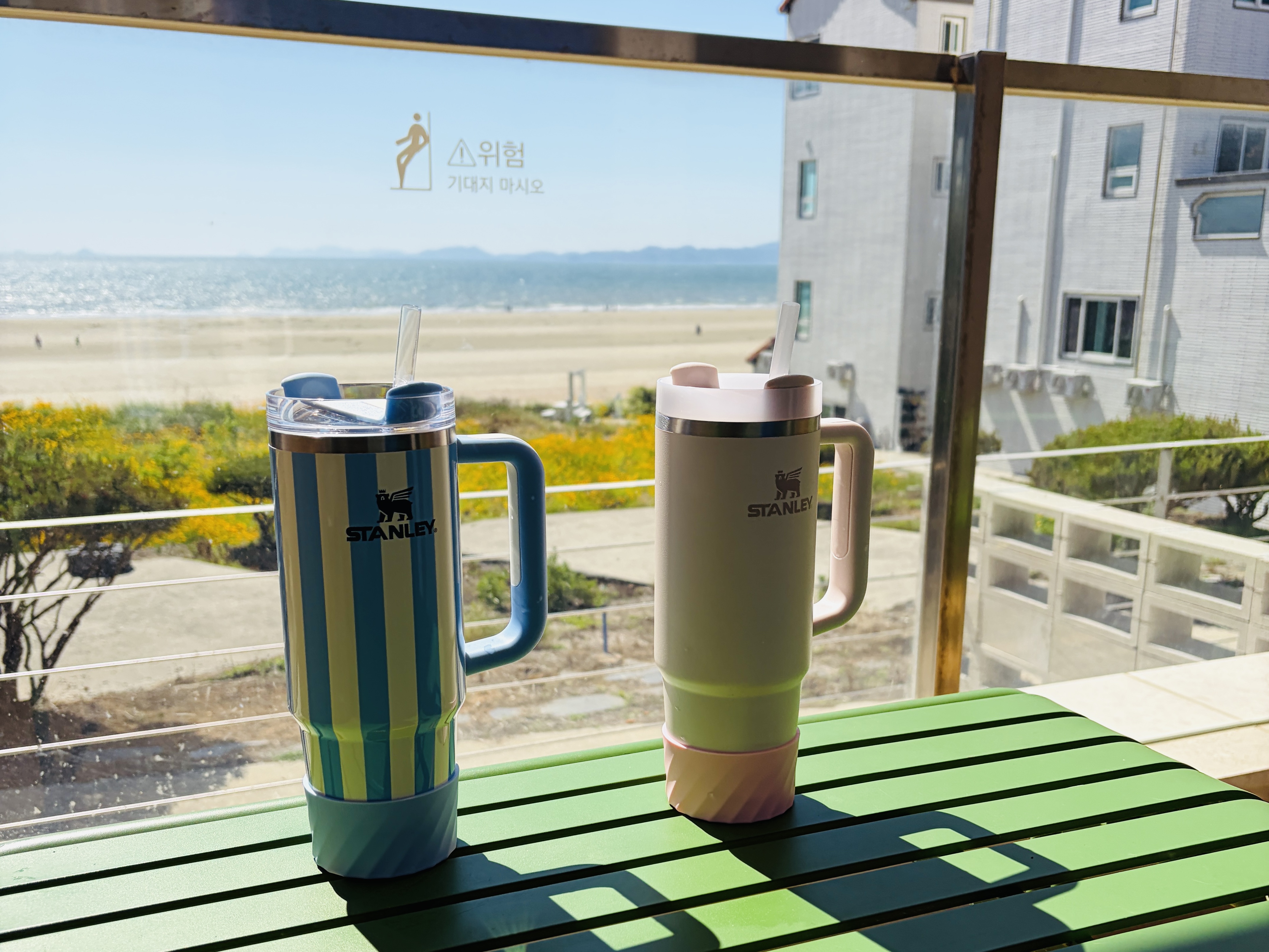 Stanley The Quencher H2.0 Flowstate Tumbler 887ml Rose Quartz 2.0, Stanley The Quencher H2.0 Flowstate Tumbler 887ml Cornflower Cabana Gloss 착용 스타일 - 5