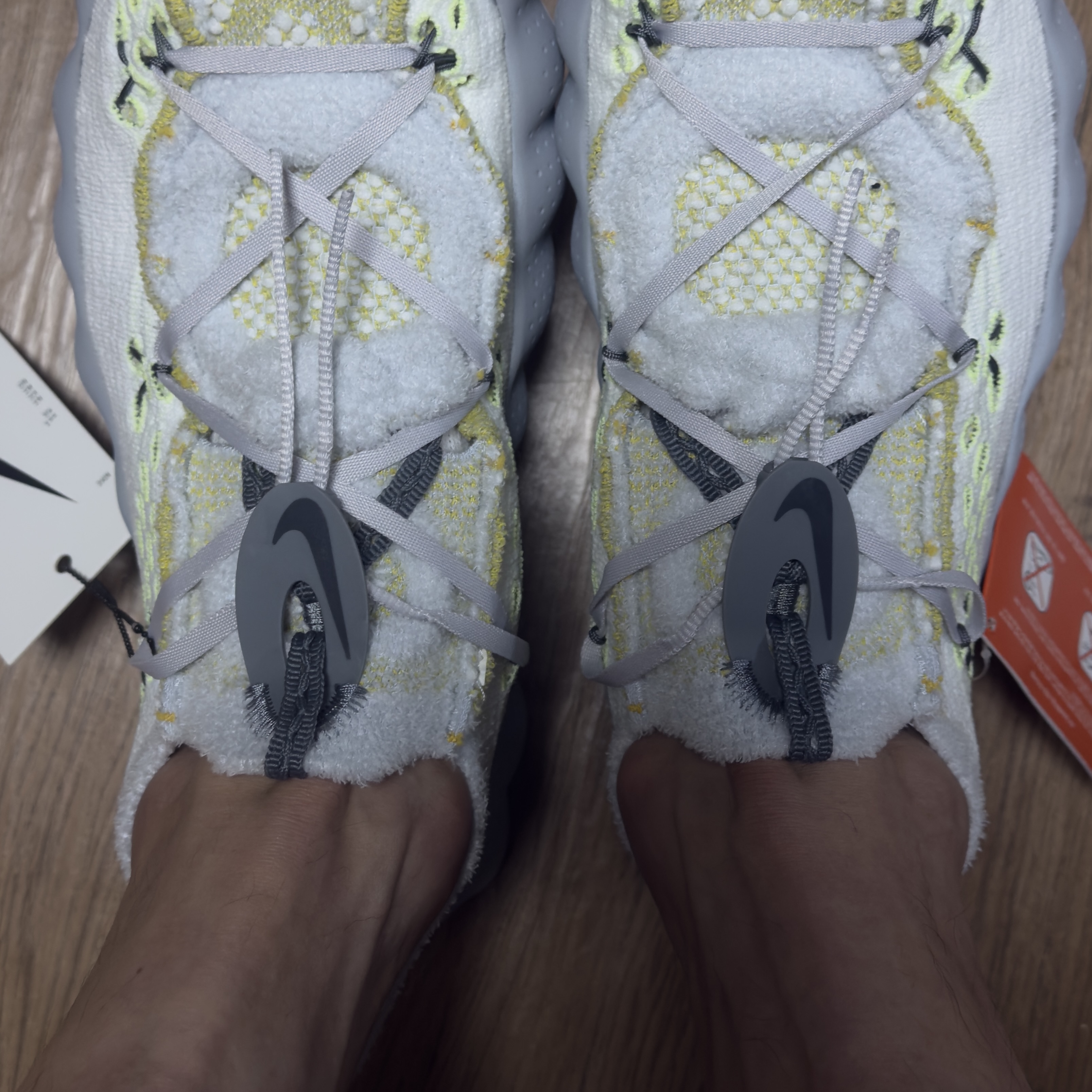 Nike Mind 002 Wolf Grey and Pure Platinum 착용 스타일 - 1