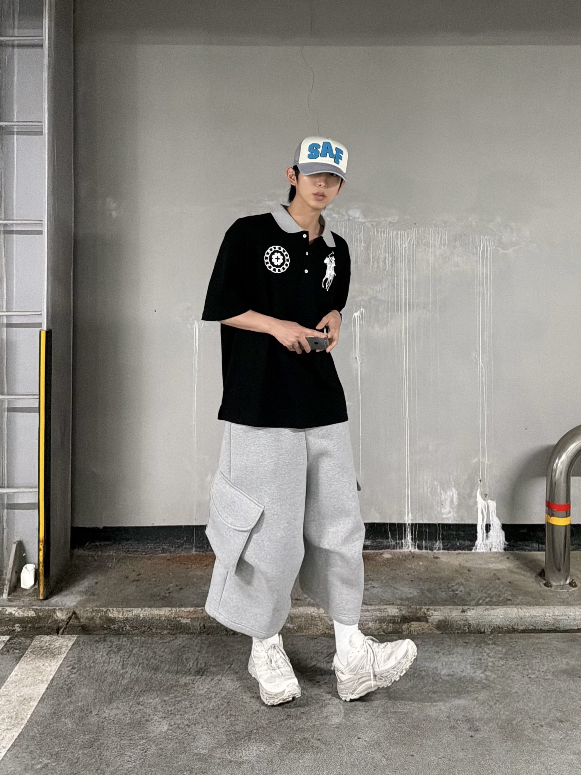 MJD Oversized Cowboy Polo Black, MJD Wide Cargo Bermuda Pants Melange Grey 착용 스타일 - 3
