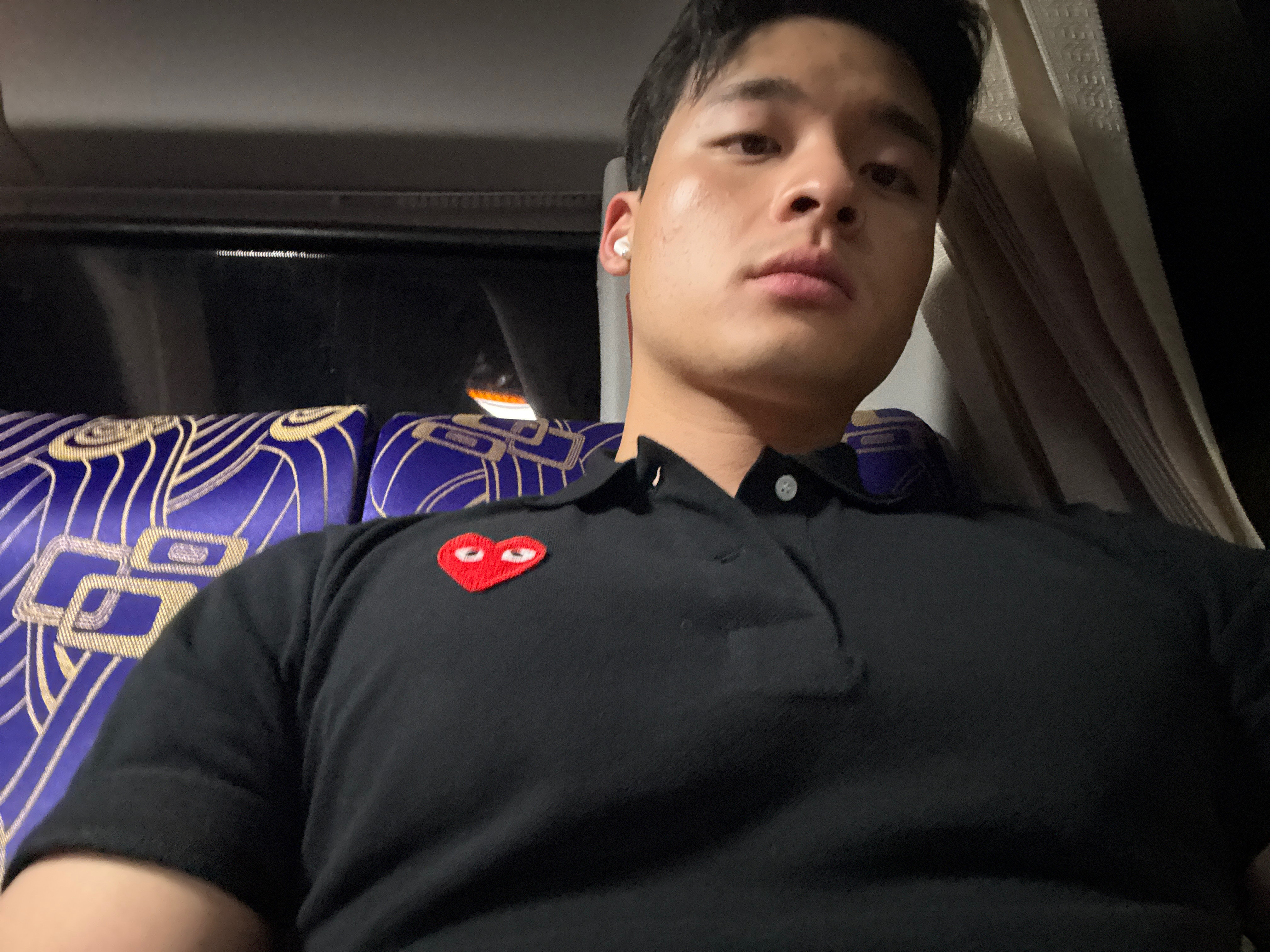Play Comme des Garcons Red Heart Polo Shirt Black 착용 스타일 - 1