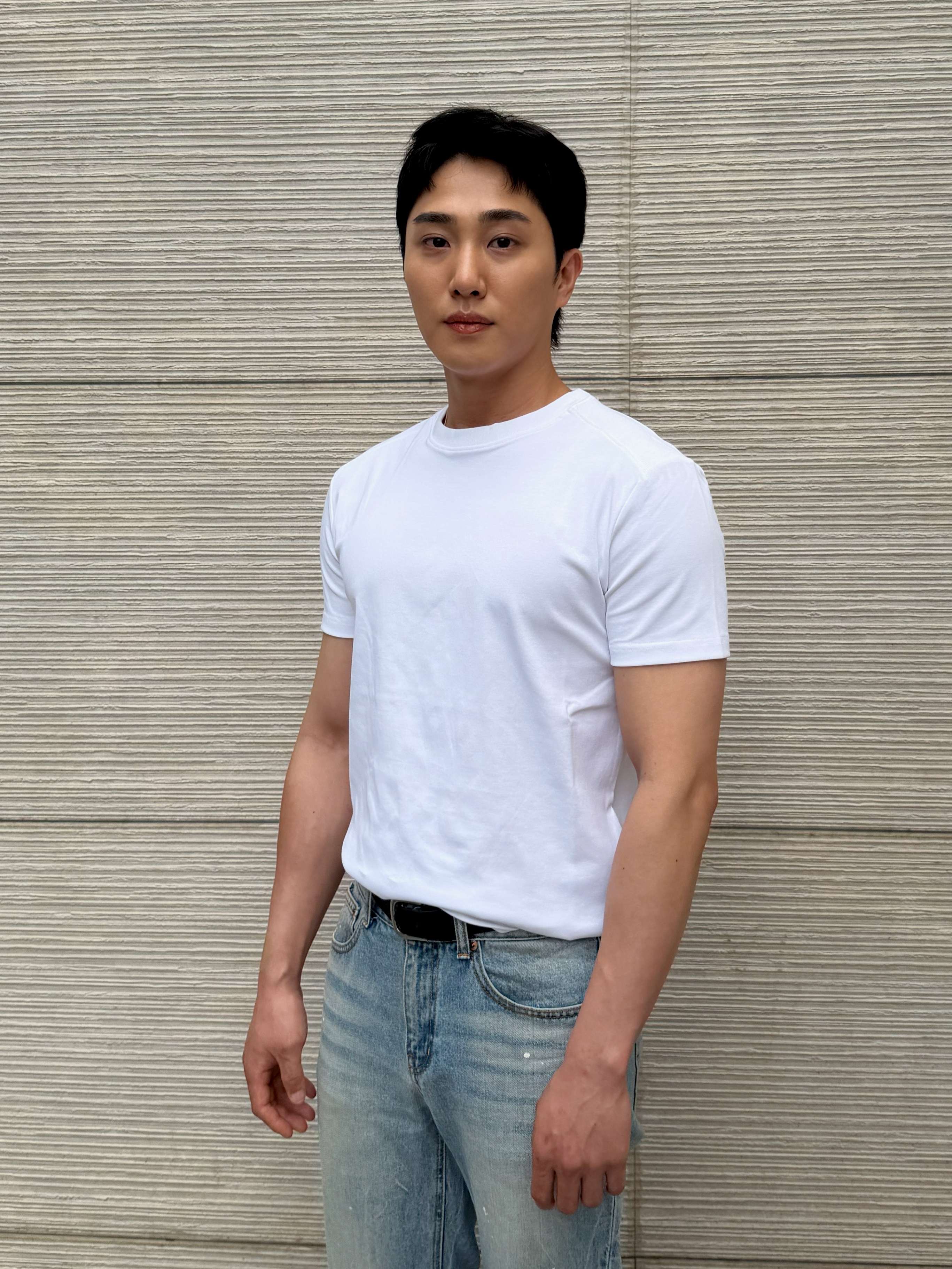 PHOS333 M Panel Silket T-Shirt White 착용 스타일 - 1