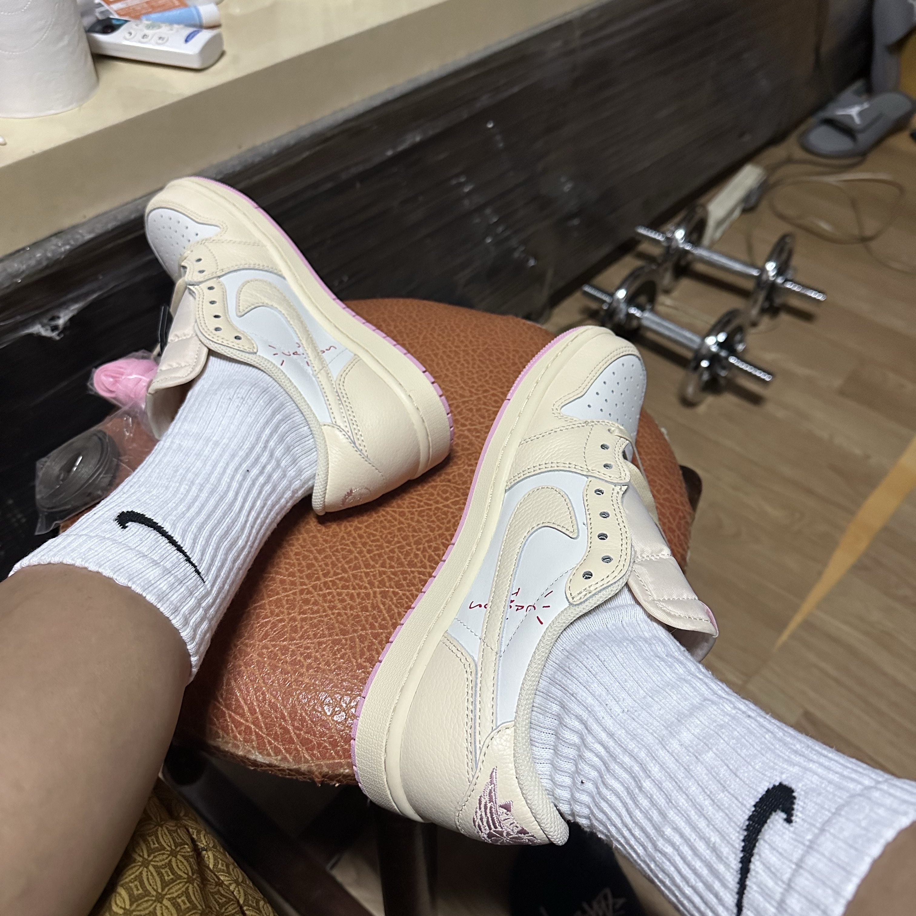 Jordan 1 x Travis Scott Retro Low OG SP Muslin Shy Pink 착용 스타일 - 3