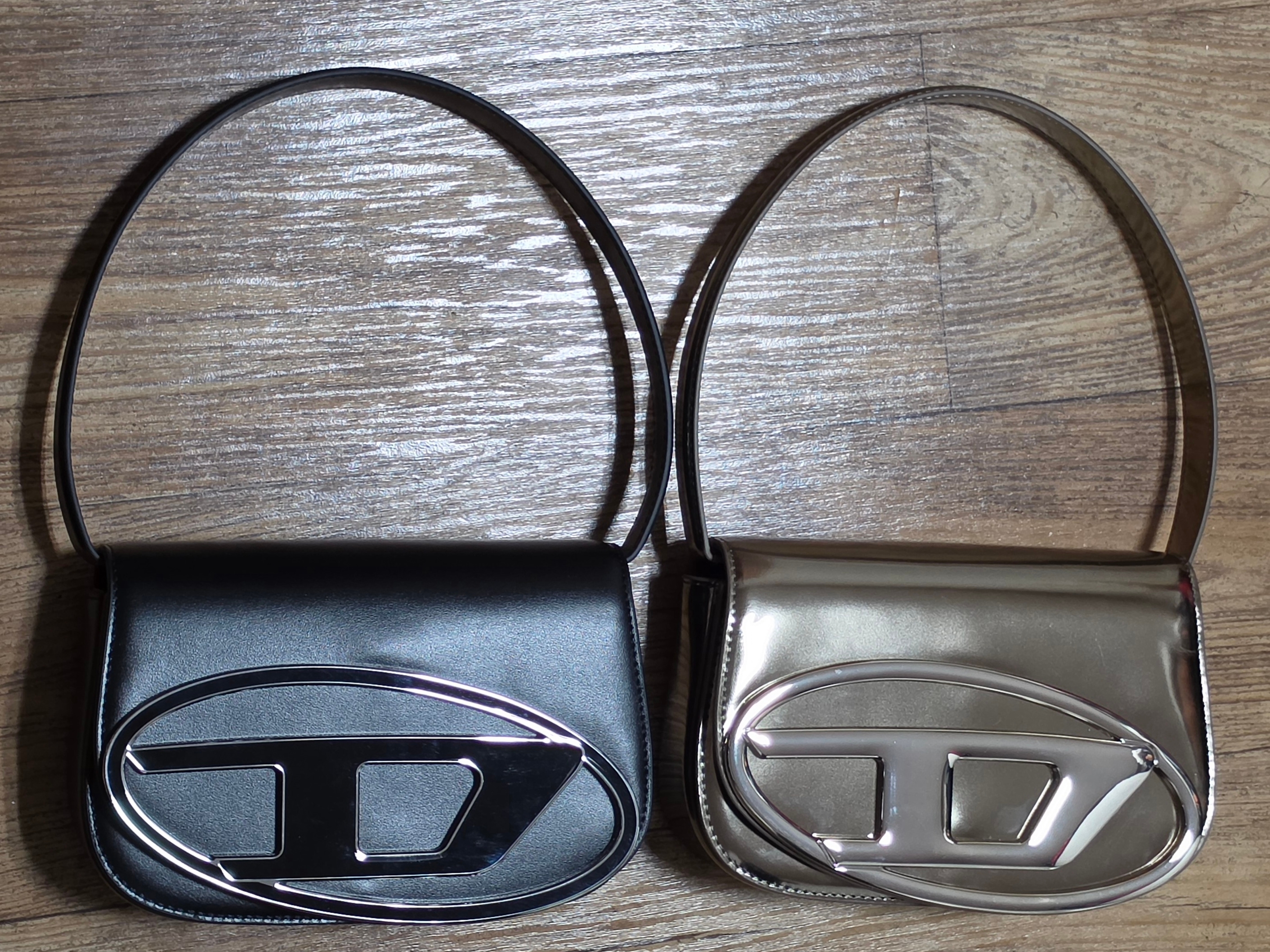 Diesel 1DR Shoulder Bag in Nappa Leather Black, Diesel 1DR Shoulder Bag in Mirrored Leather Bronze 착용 스타일