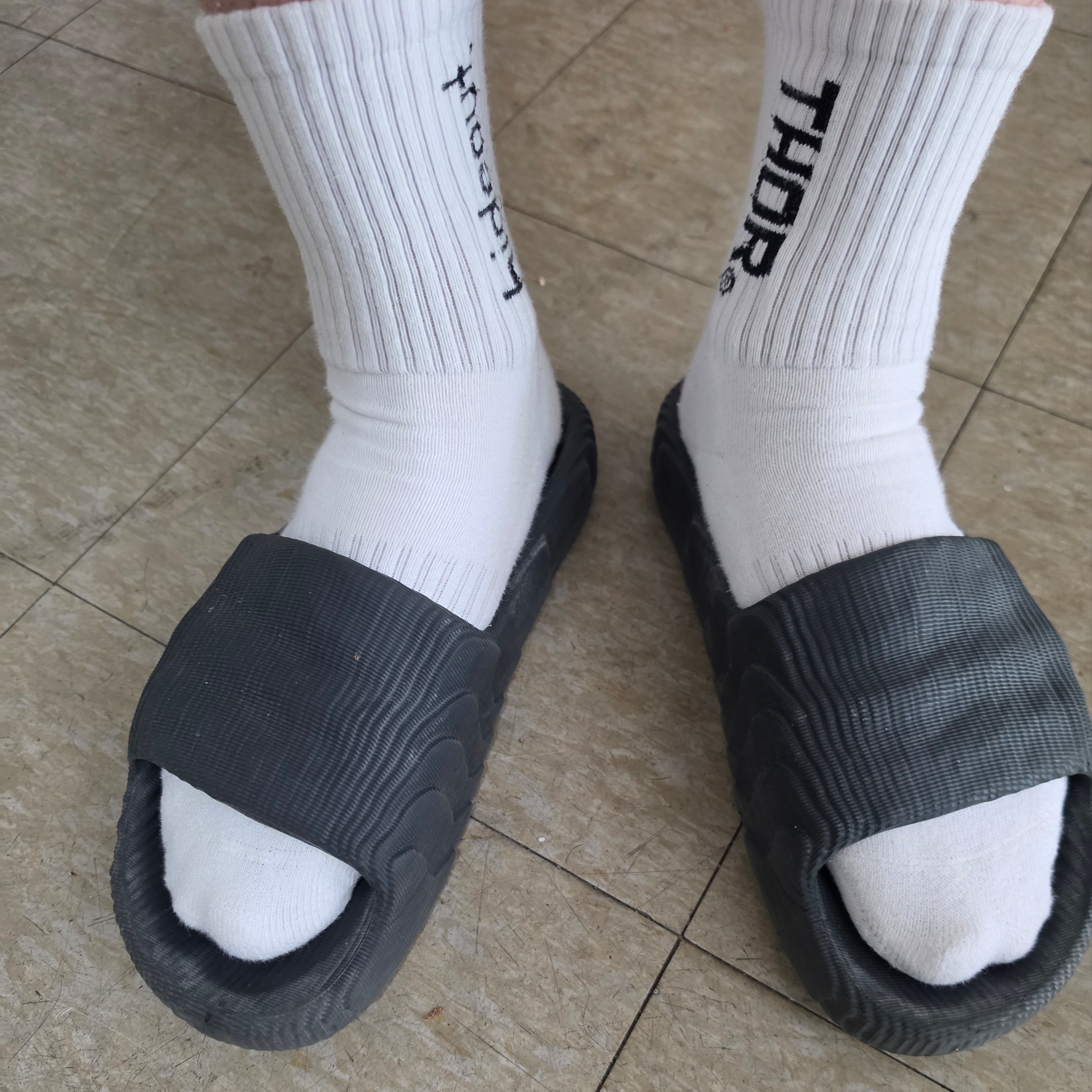 Adidas Adilette 22 Carbon 착용 스타일
