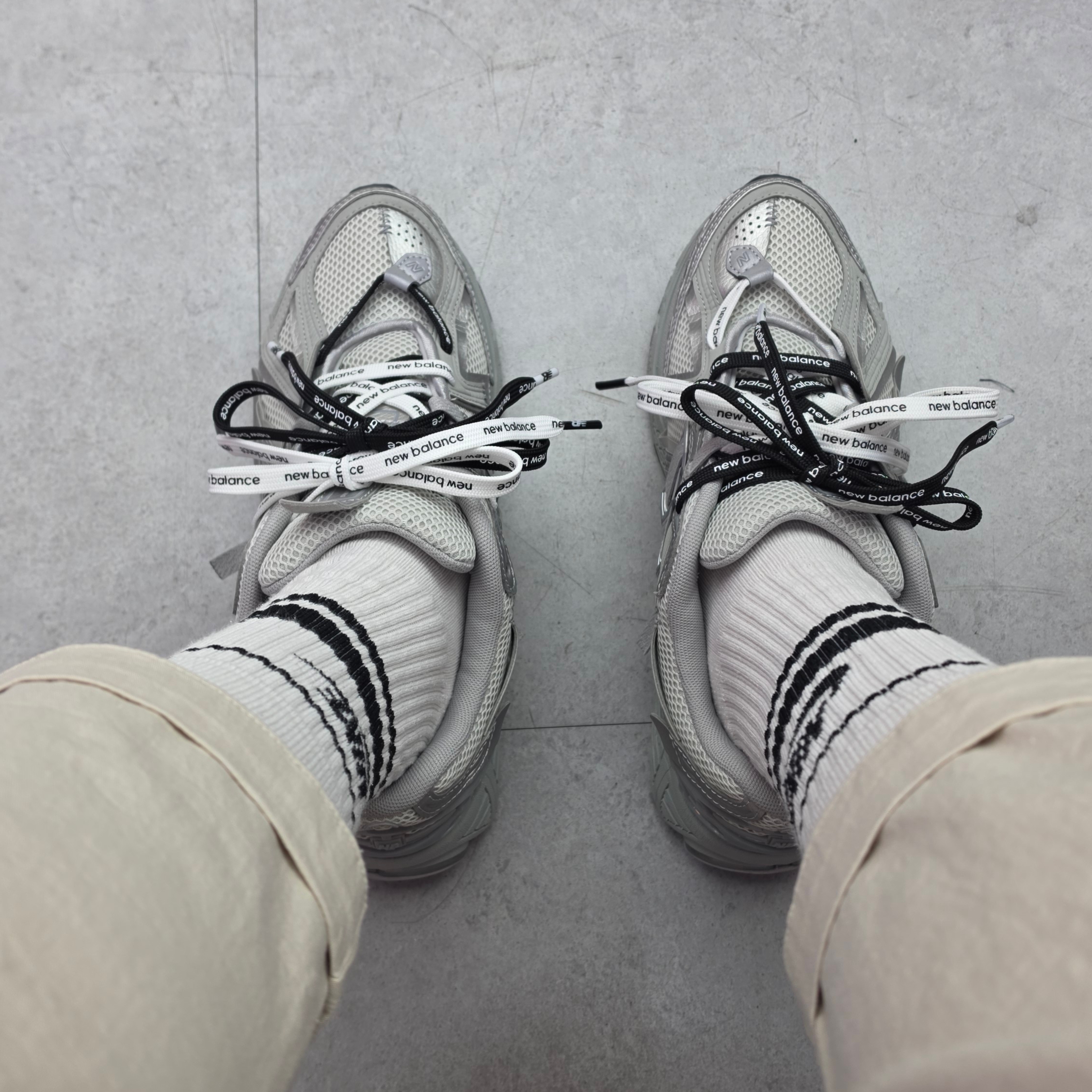 New Balance 1906A Concrete Silver Metallic 착용 스타일 - 1