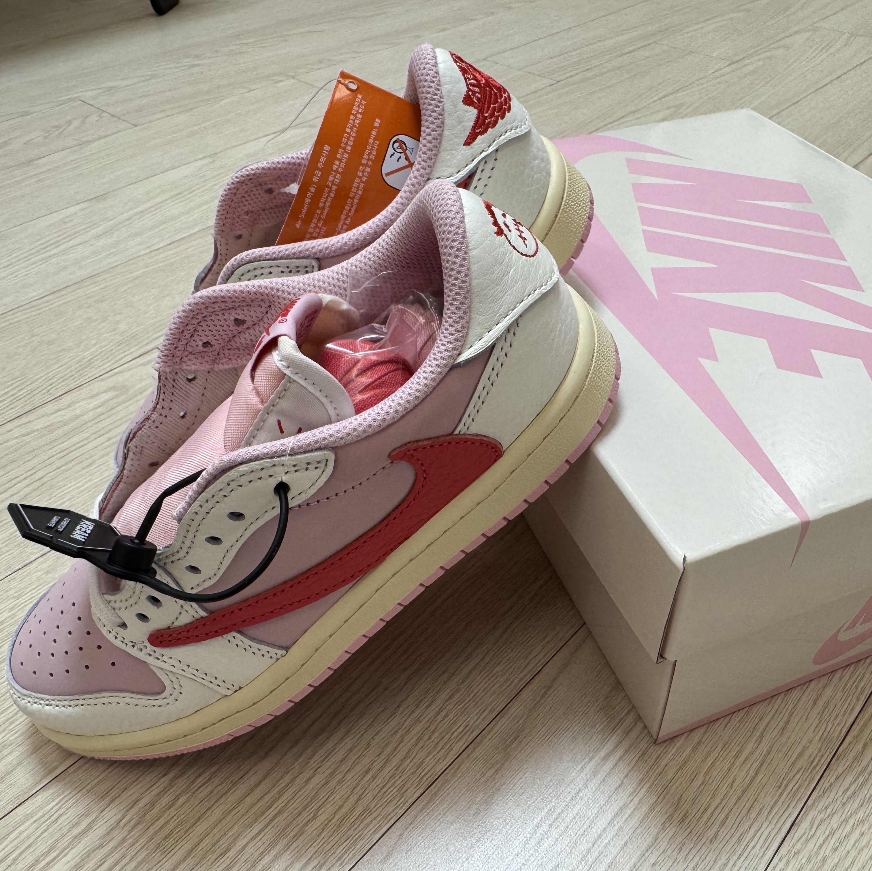 (PS) Jordan 1 x Travis Scott Retro Low OG SP Sail Tropical Pink 착용 스타일