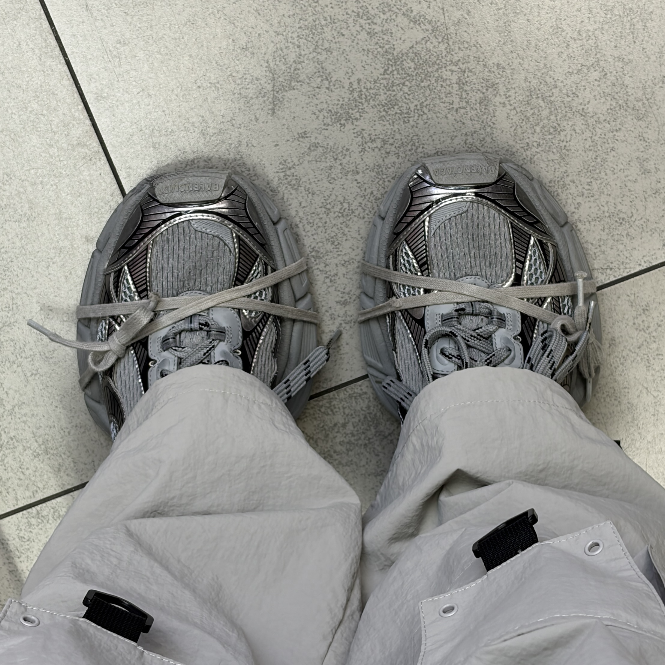 Balenciaga 3XL Sneakers Grey Black 착용 스타일