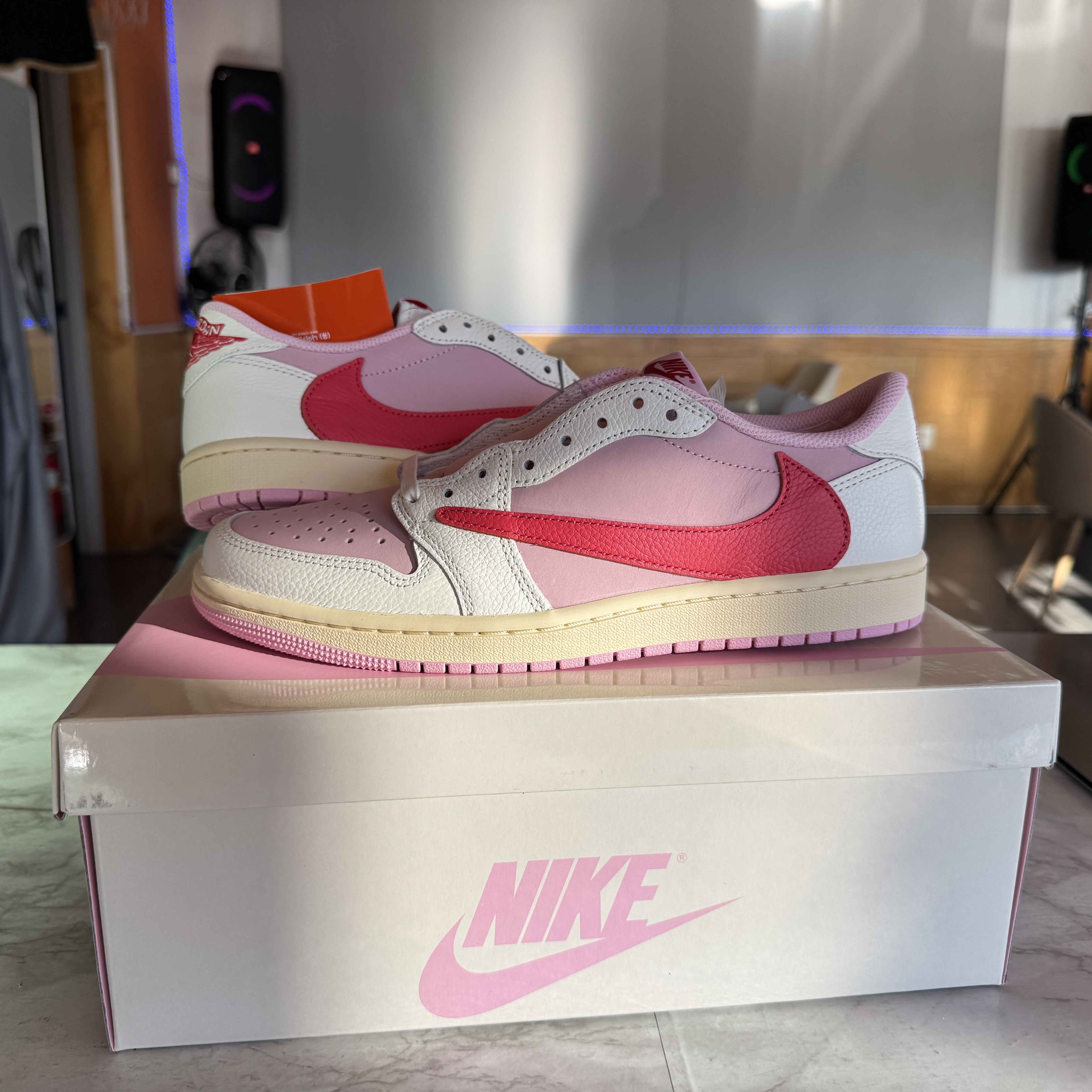 Jordan 1 x Travis Scott Retro Low OG SP Sail Tropical Pink 착용 스타일 - 2