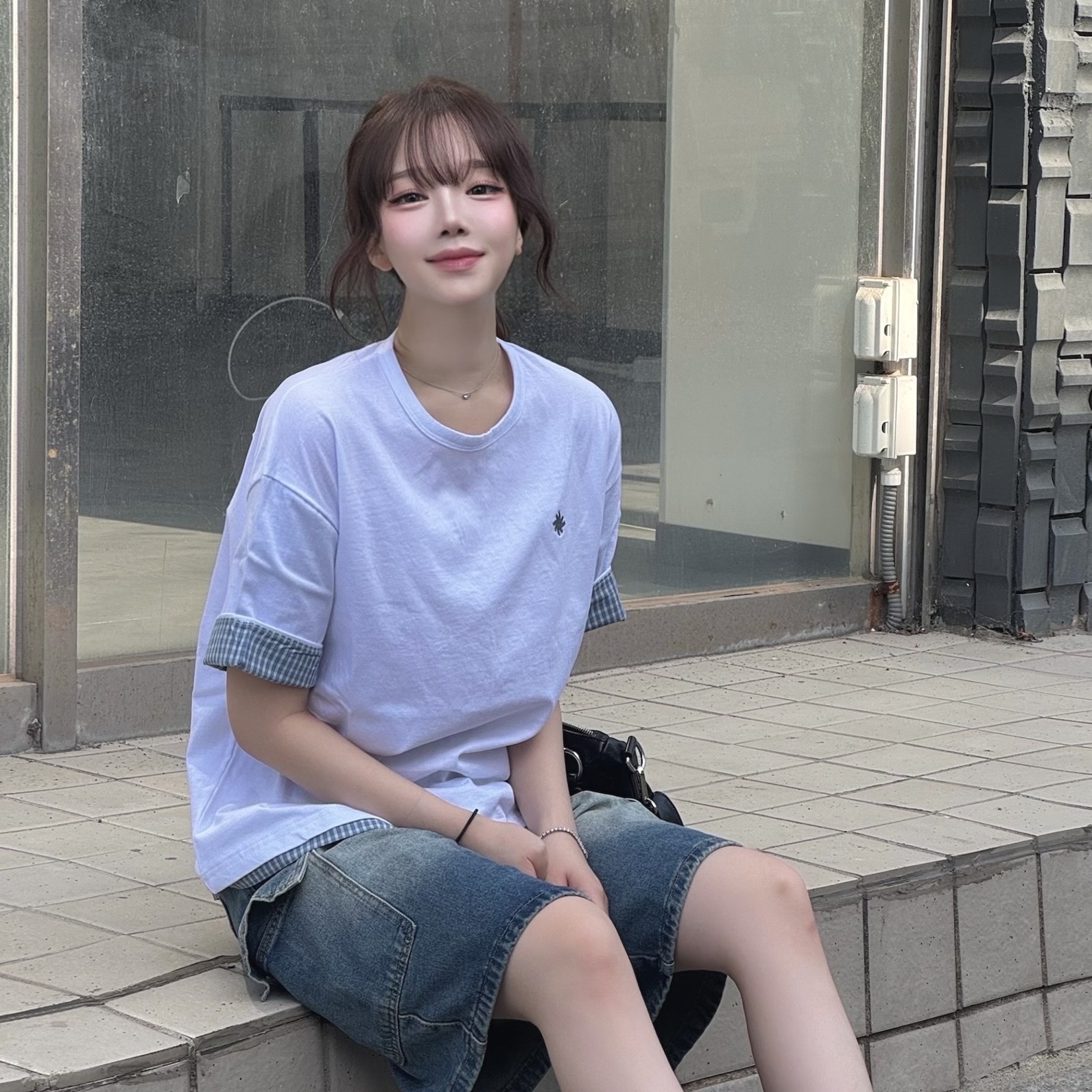 SLOW RECORD HOUSE Layered Check Roll-Up T-Shirt White 착용 스타일 - 1