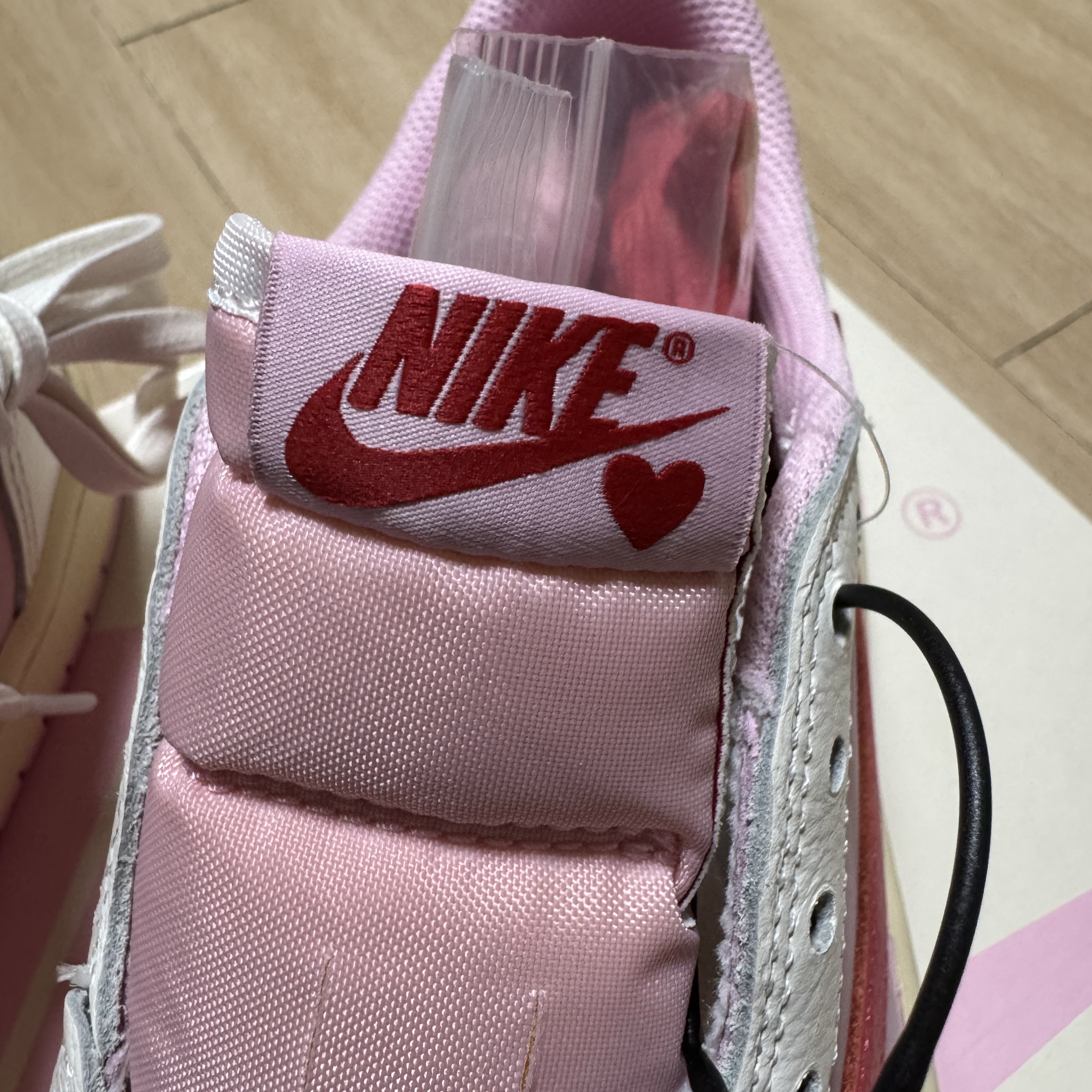 Jordan 1 x Travis Scott Retro Low OG SP Sail Tropical Pink 착용 스타일 - 3