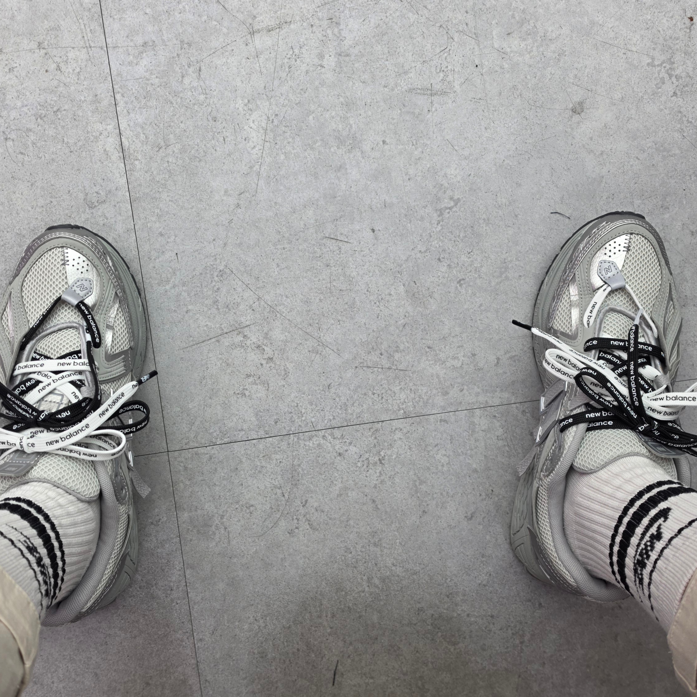 New Balance 1906A Concrete Silver Metallic 착용 스타일 - 3