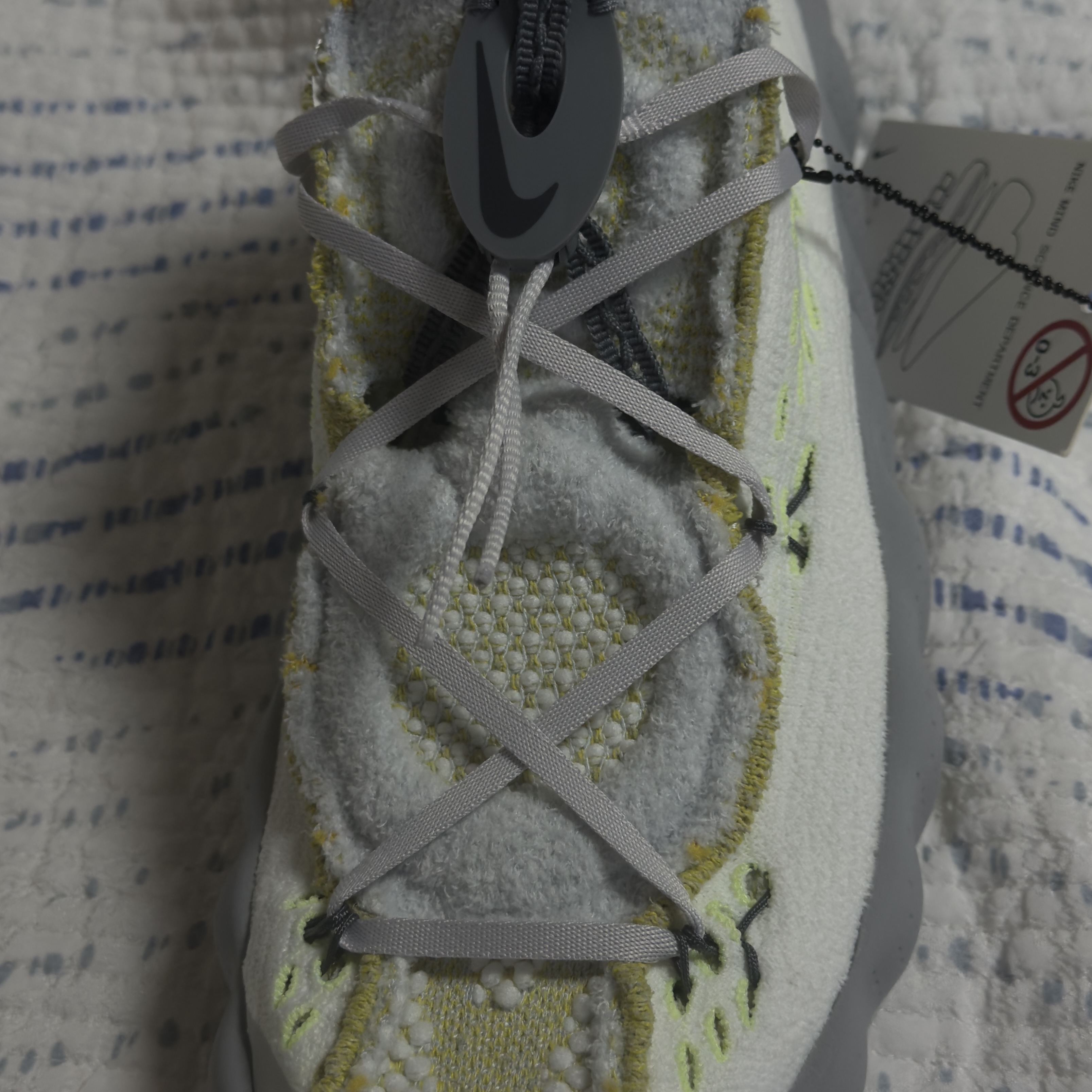 Nike Mind 002 Wolf Grey and Pure Platinum 착용 스타일 - 5