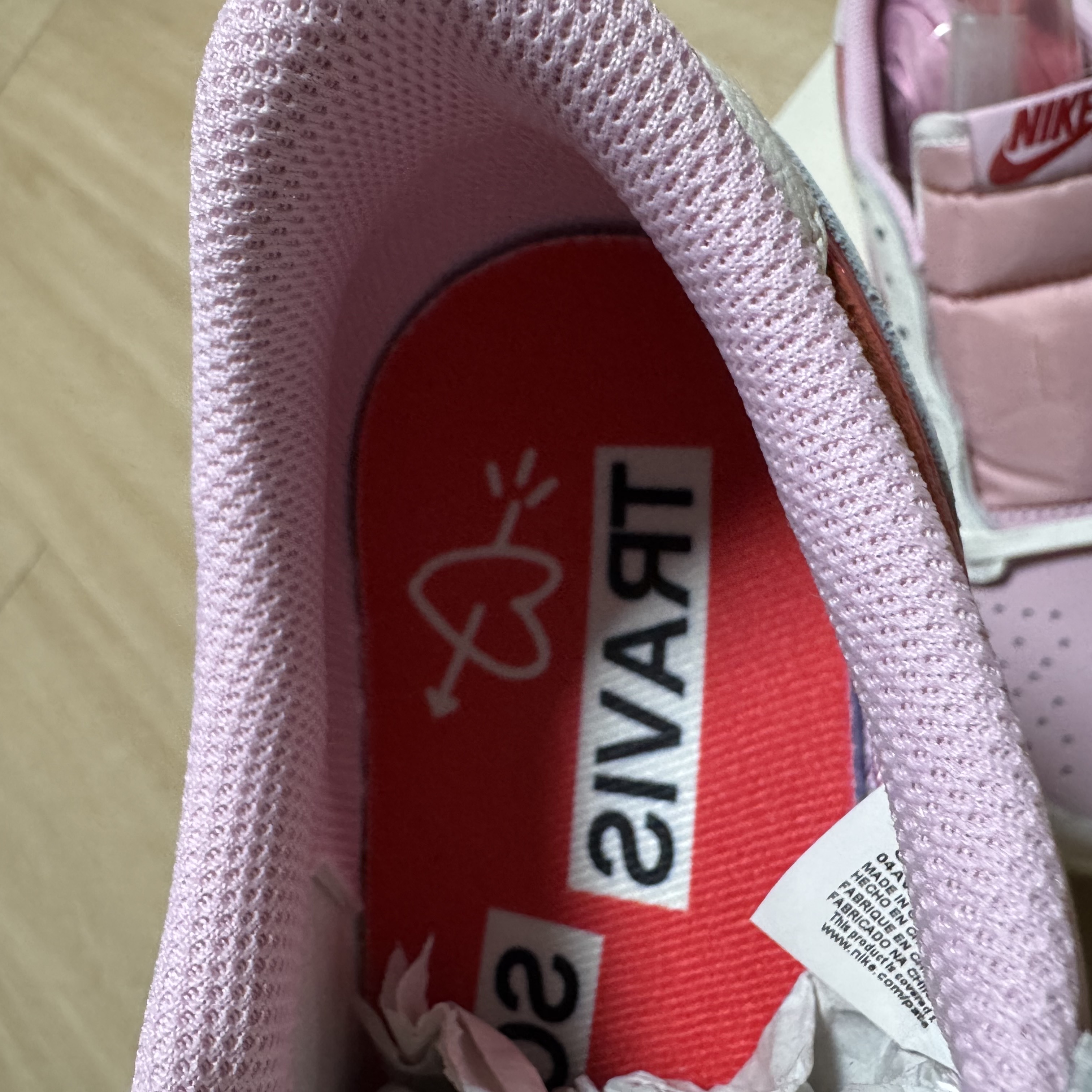 Jordan 1 x Travis Scott Retro Low OG SP Sail Tropical Pink 착용 스타일 - 4