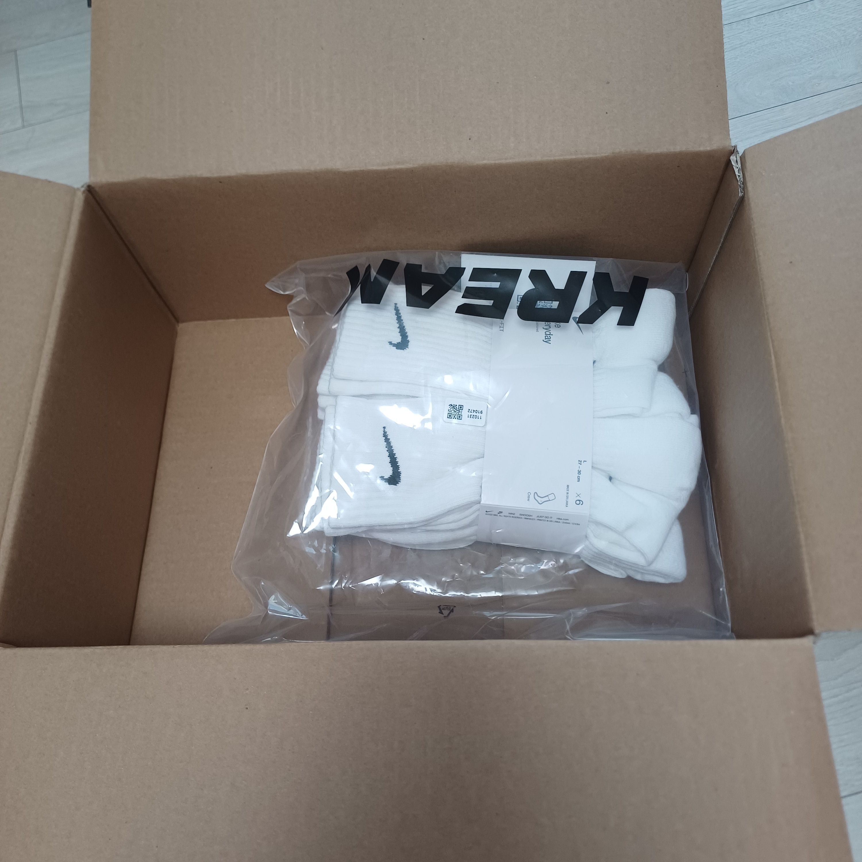 Nike Everyday Cushioned Training Crew Socks White Black (6 Pack/Korean Ver.) 착용 스타일
